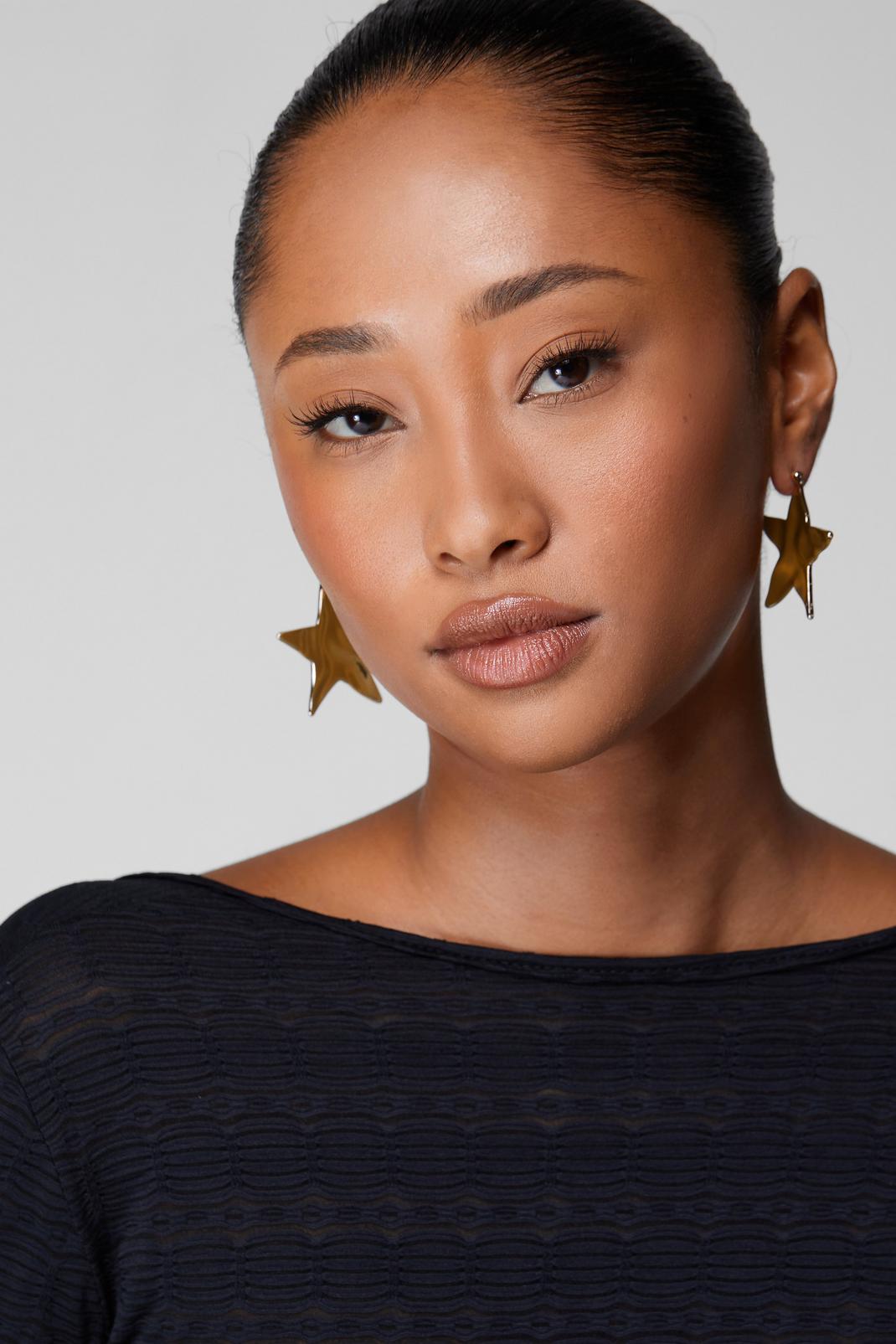 Gold Textured Star Earrings image number 1