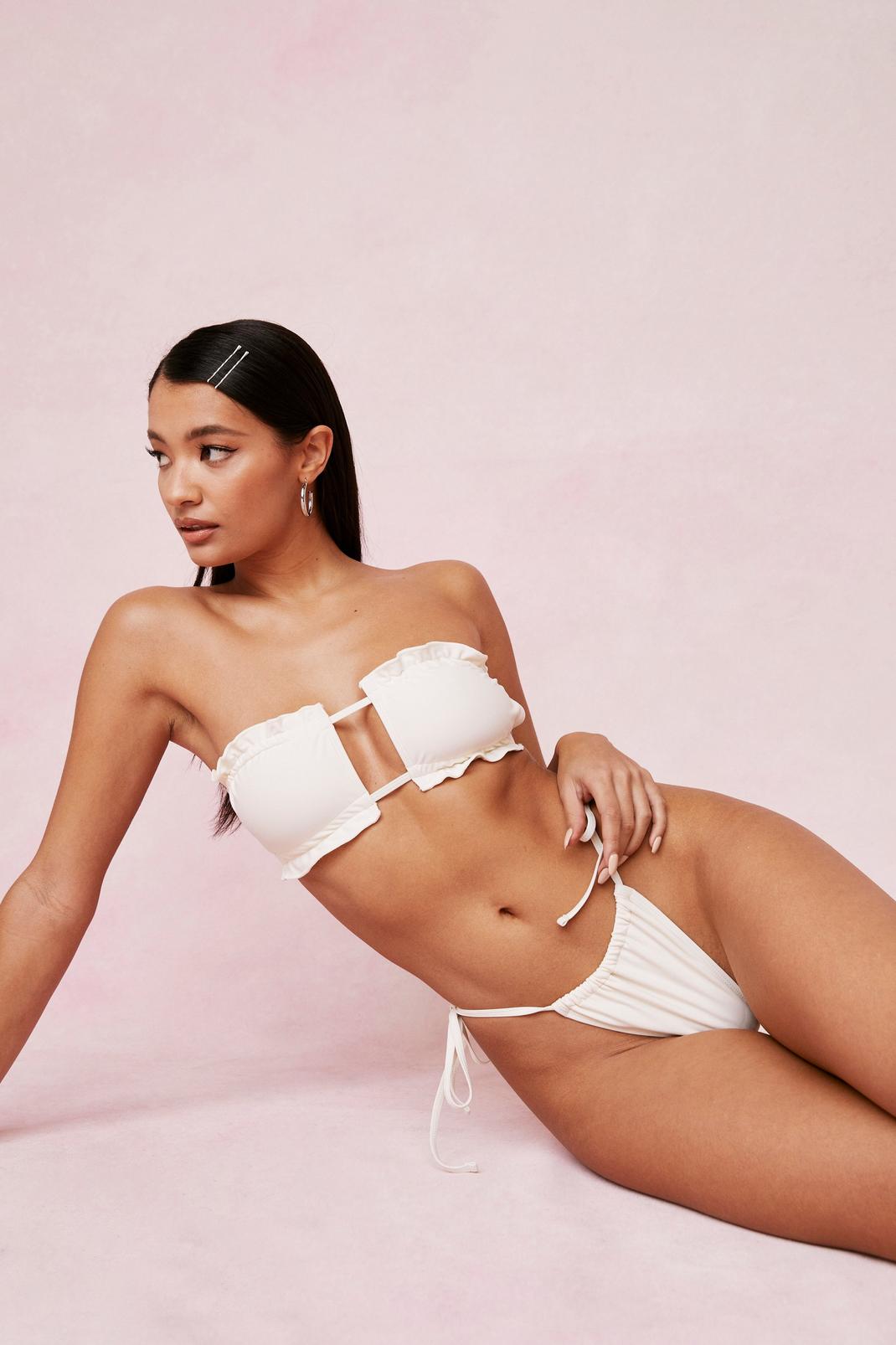 Bikini haut bandeau à laçages & bas taille haute à attaches, Cream image number 1