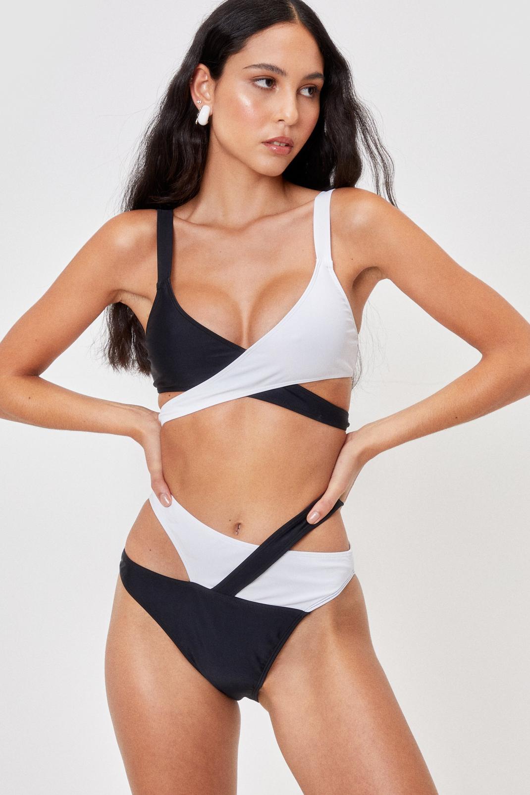 Bikini bicolore haut brassière & bas taille haute à détails croisés image number 1