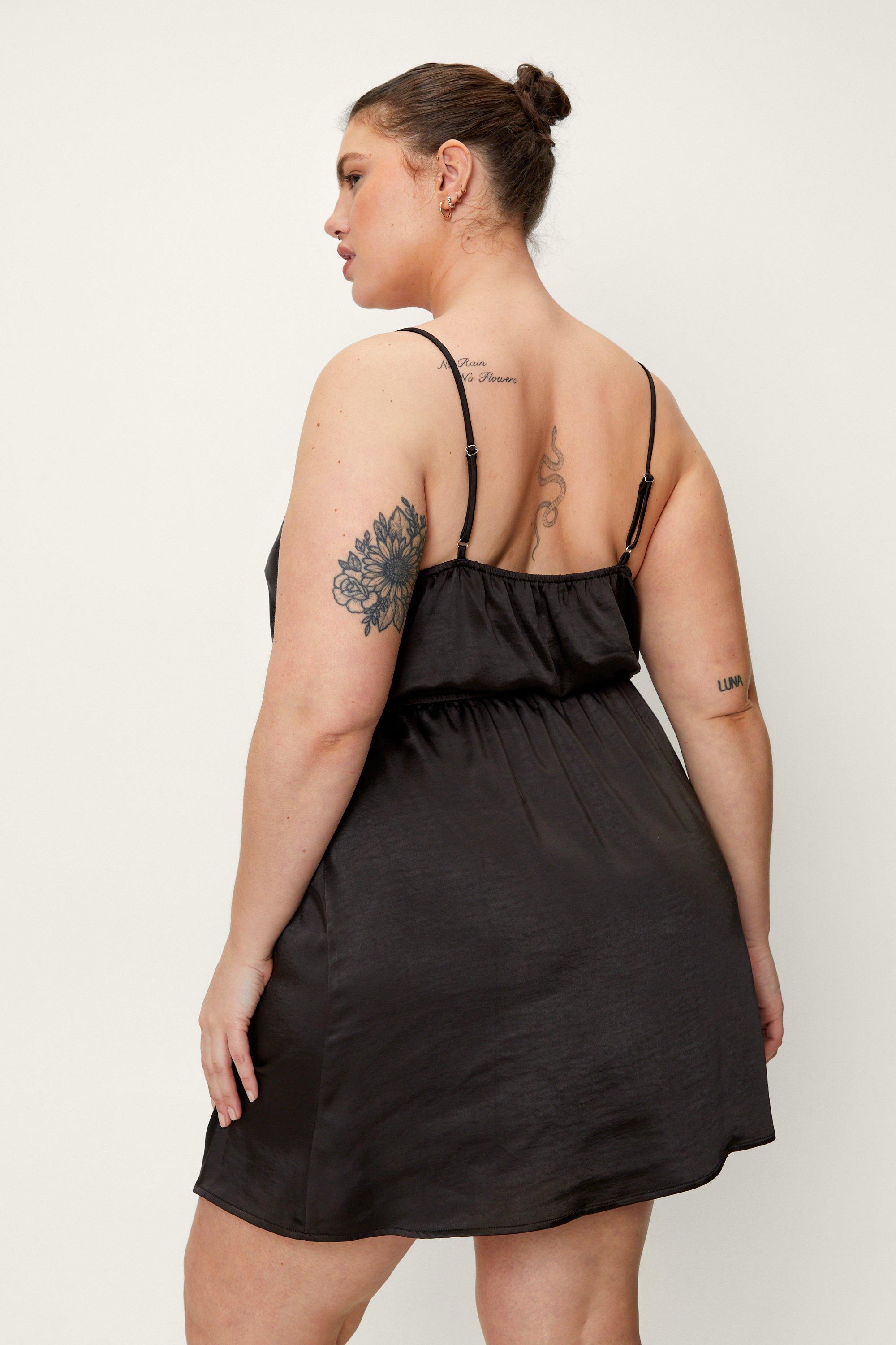 Grande taille Robe courte satinee resserree a la taille a col benitier Nasty Gal