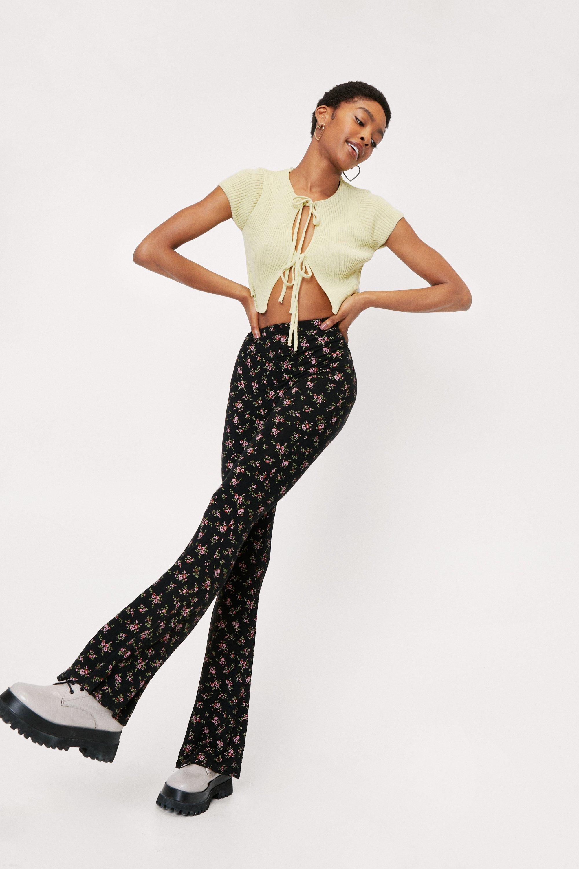 Pantalon flare a taille haute elastiquee et imprime fleuri