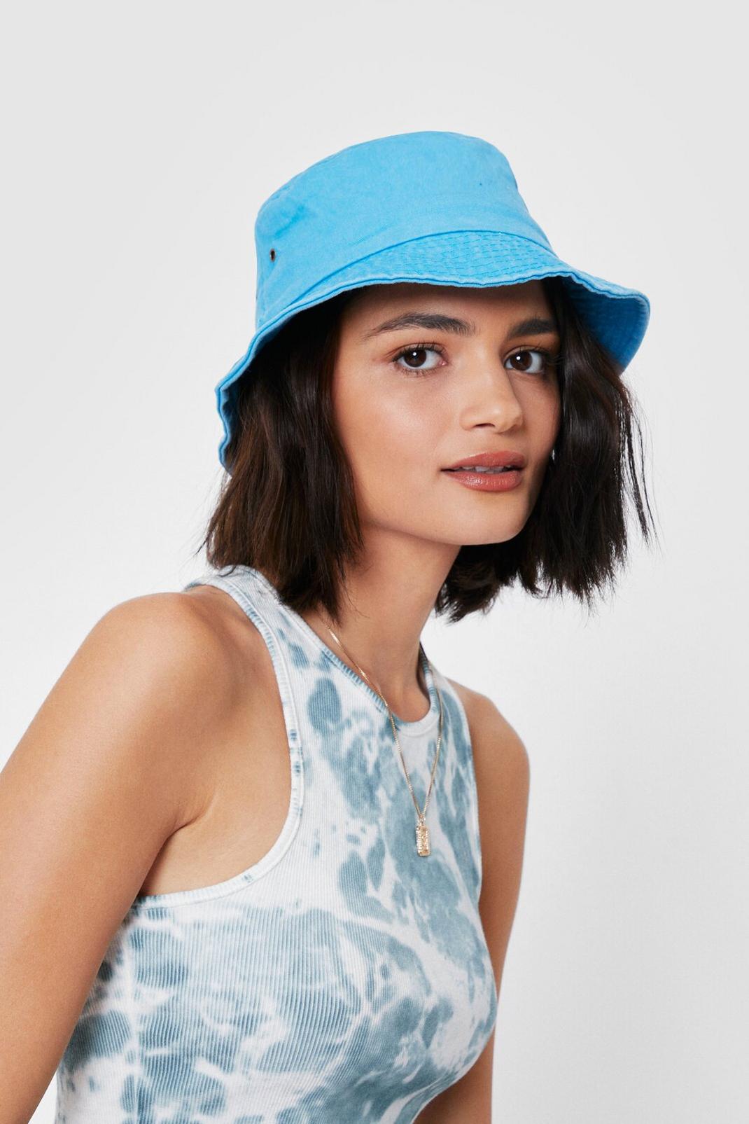 denim bucket hat outfit