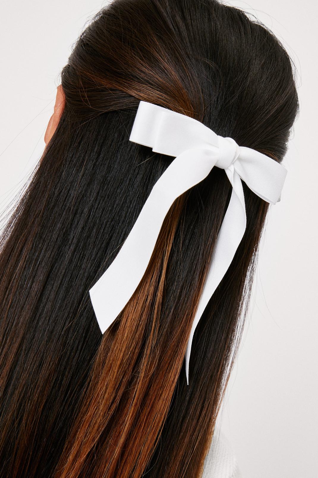 Barrette de cheveux nœud en satin | nasty gal