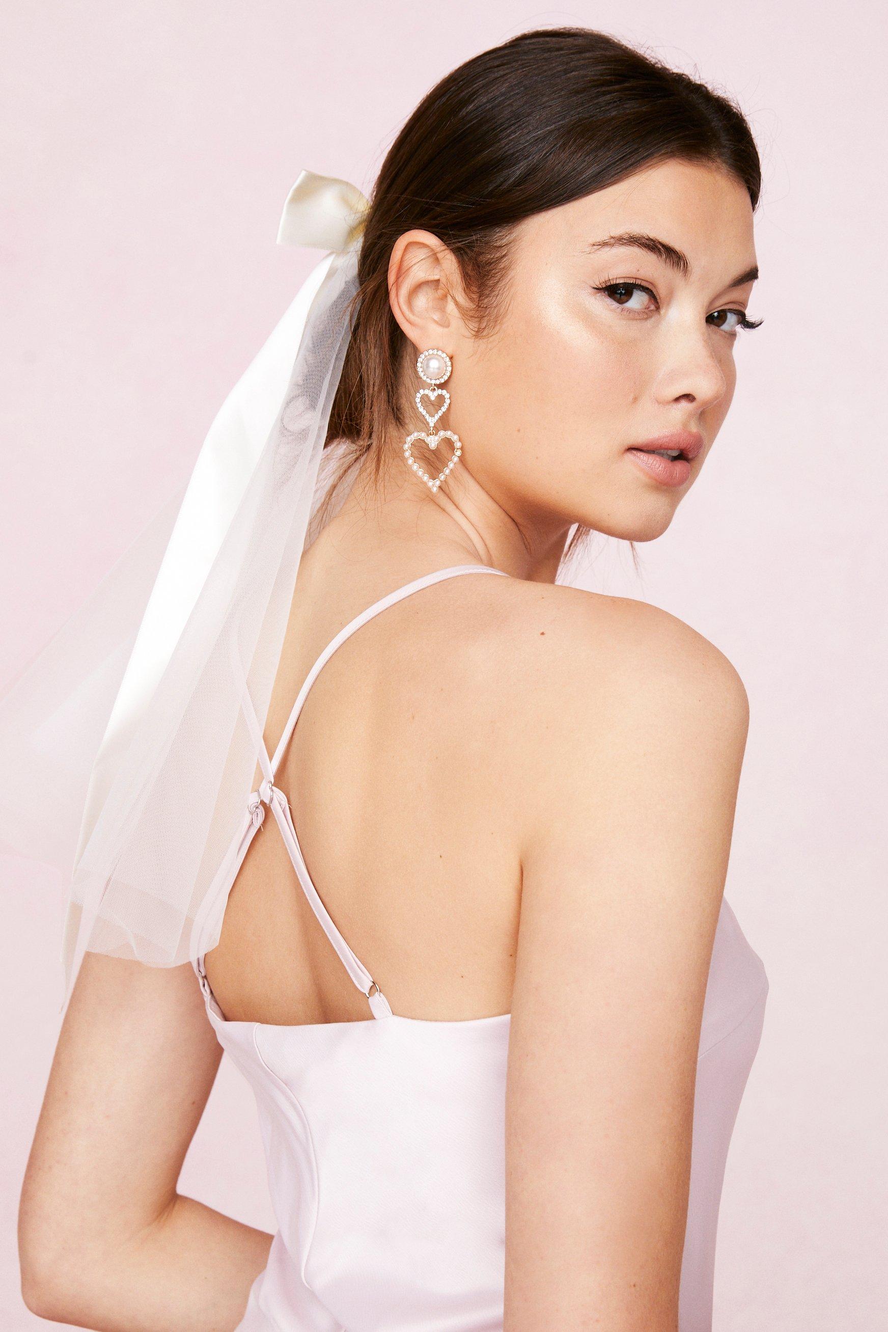 https://media.nastygal.com/i/nastygal/agg05968_white_xl_1/white-bridal-satin-bow-hair-clip-and-veil