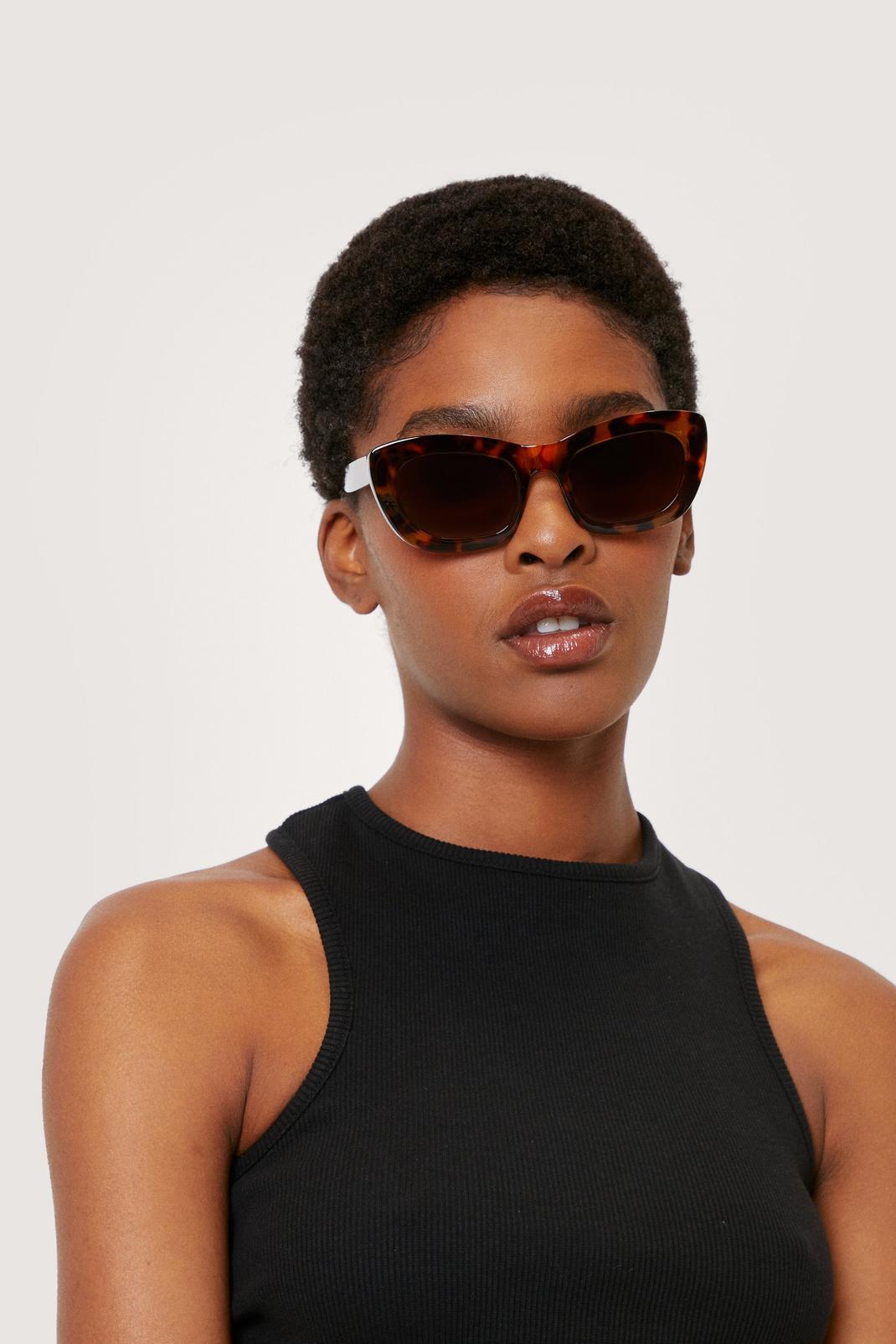 Brown Thick Tort Cat Eye Sunglasses image number 1