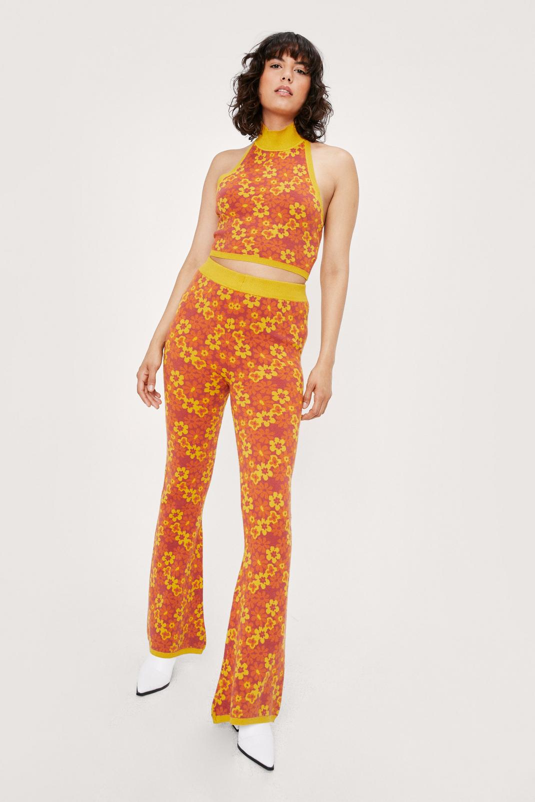 Ensemble 70's en maille haut dos nu & pantalon flare à imprimé fleuri rétro, Burnt orange image number 1