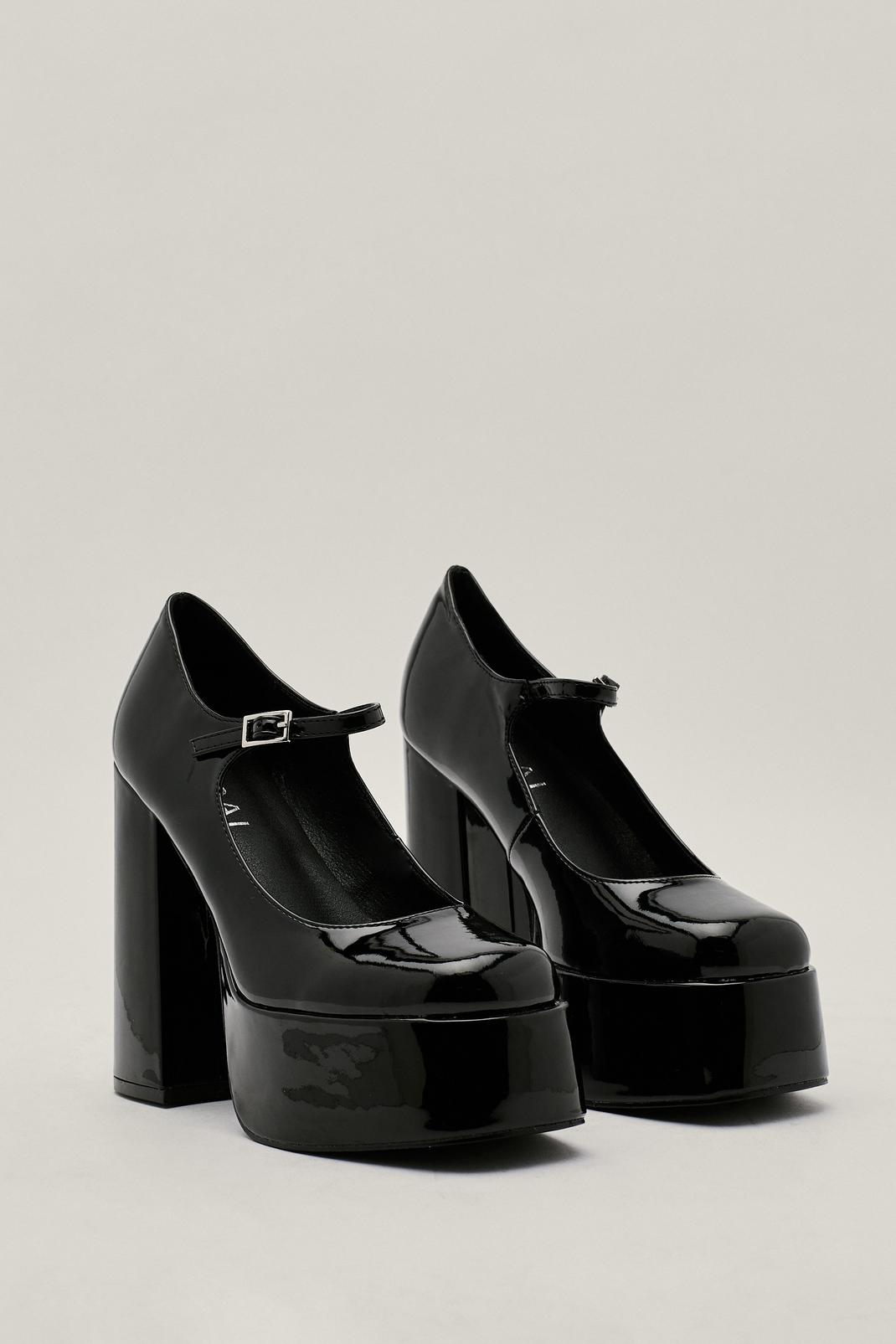 Sandales style babies noires à plateforme Sandales La Modeuse en coloris Noir Femme Chaussures Chaussures à talons Talons plateformes et escarpins 