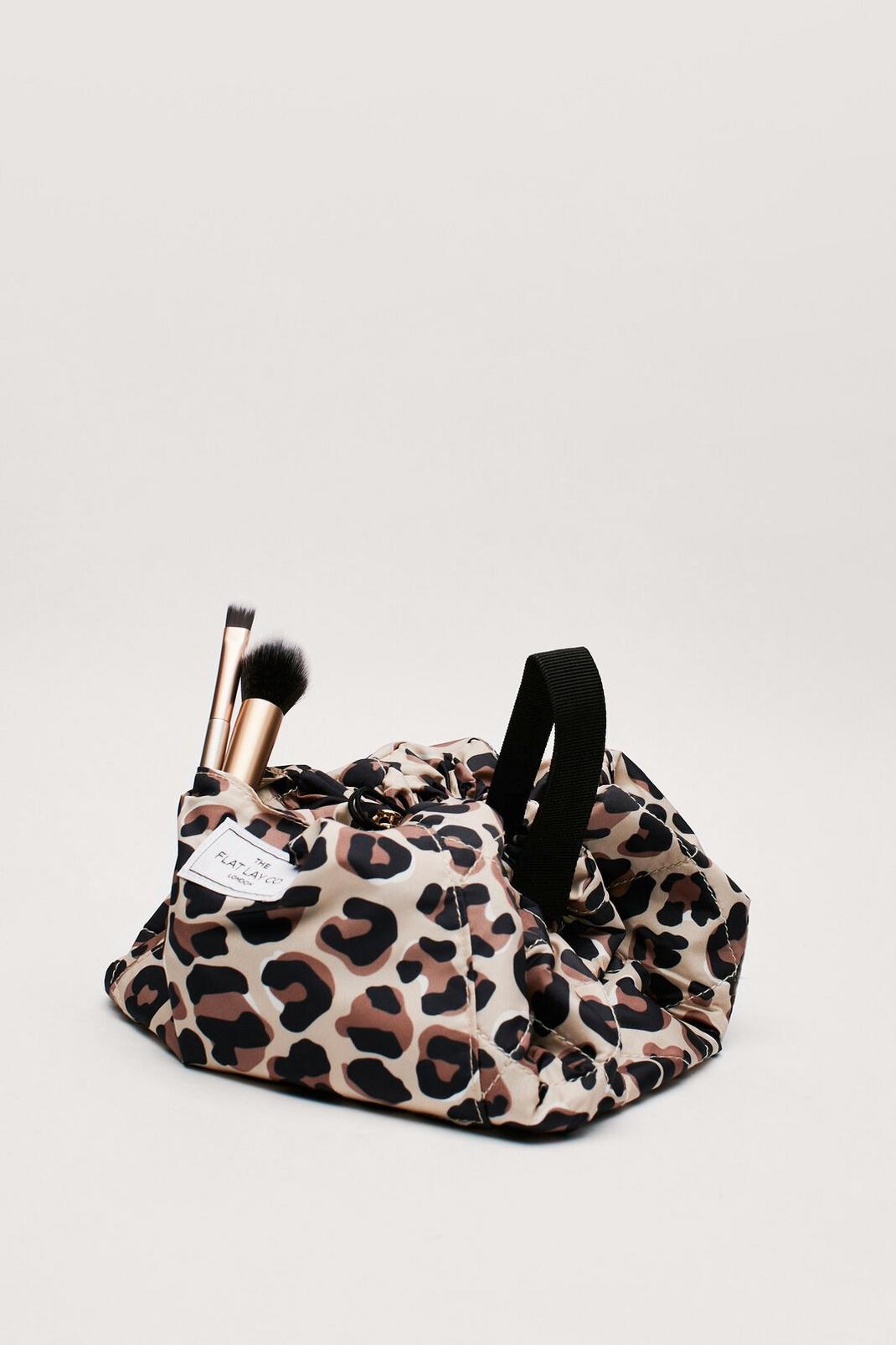 Trousse de maquillage The Flat Lay à imprimé léopard, Brown image number 1
