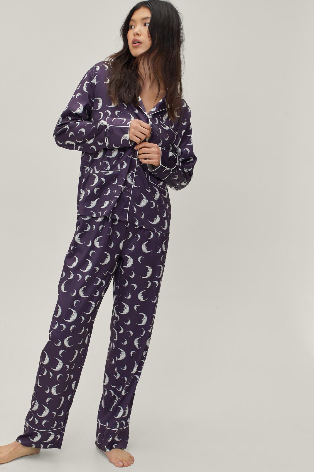 Recyclé - Pyjama satiné chemise & pantalon à imprimé lunes, Purple image number 1