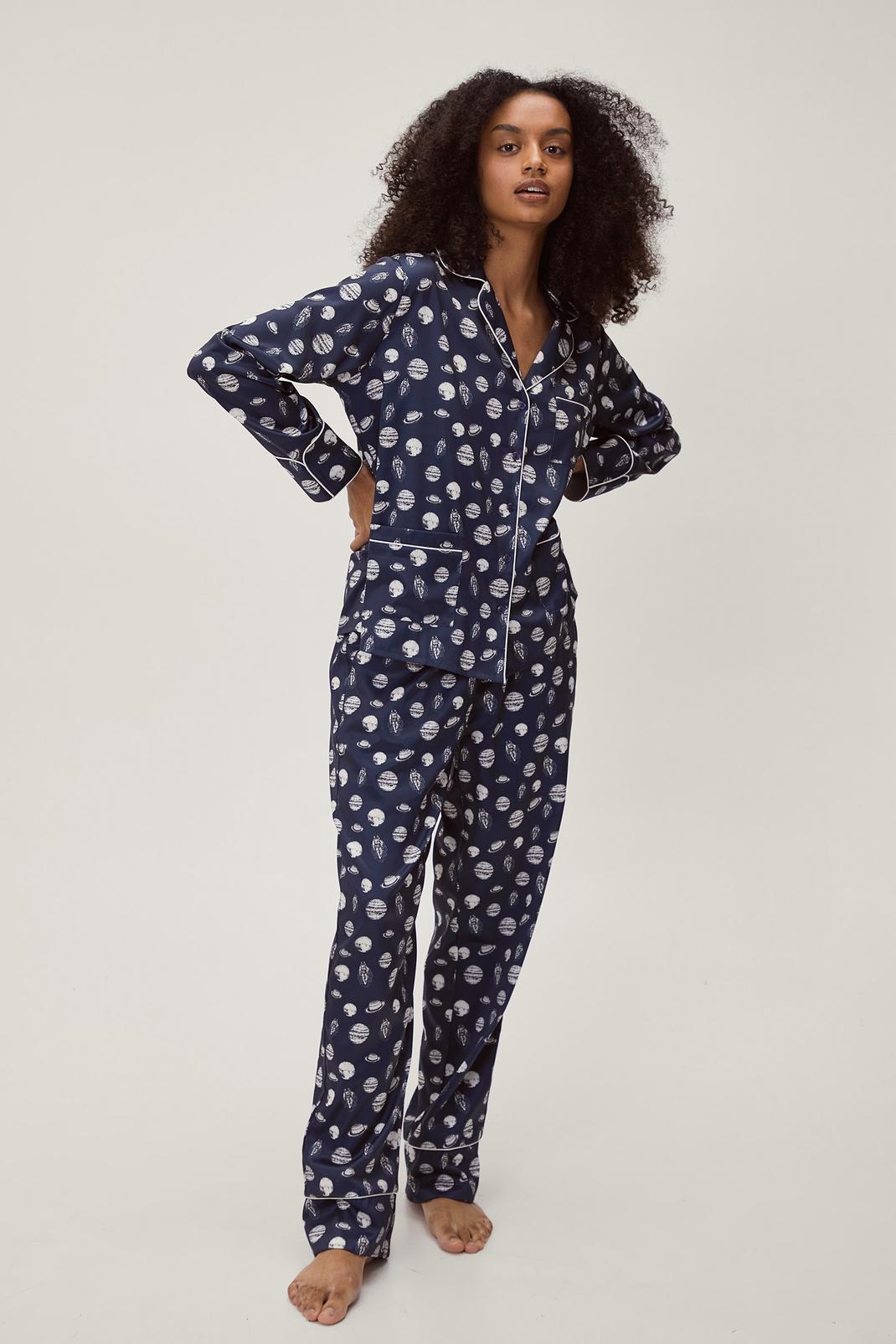 Recyclé - Pyjama satiné chemise & pantalon à imprimé lunes, Dark navy image number 1