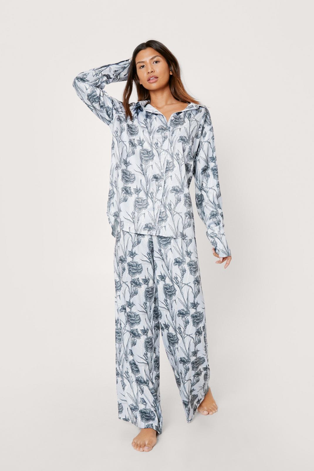 Recyclé - Pyjama chemise & pantalon à imprimé fleuri, Dusty blue image number 1