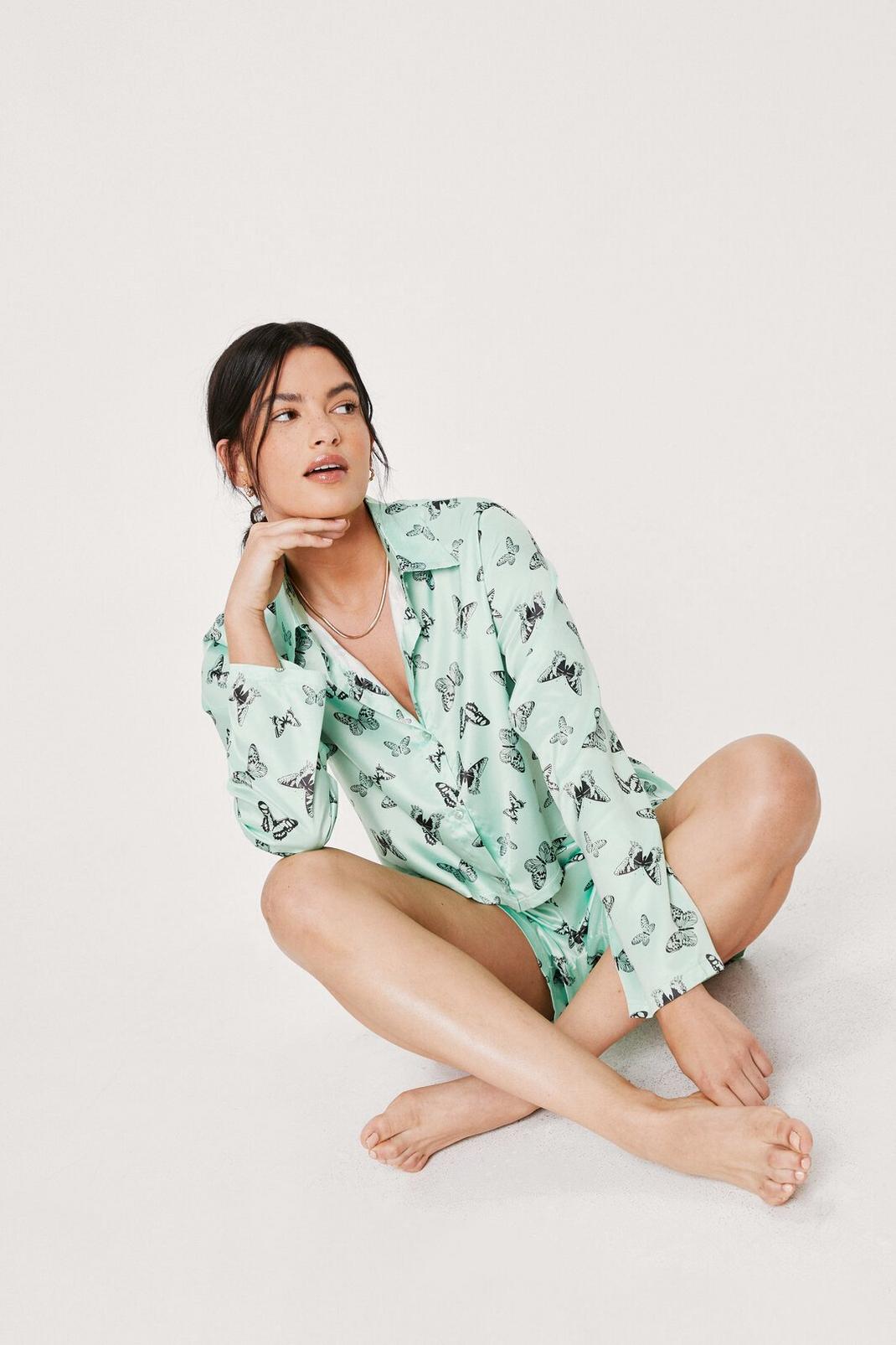 Pyjama satiné chemise & short assorti à imprimé papillons, Green image number 1