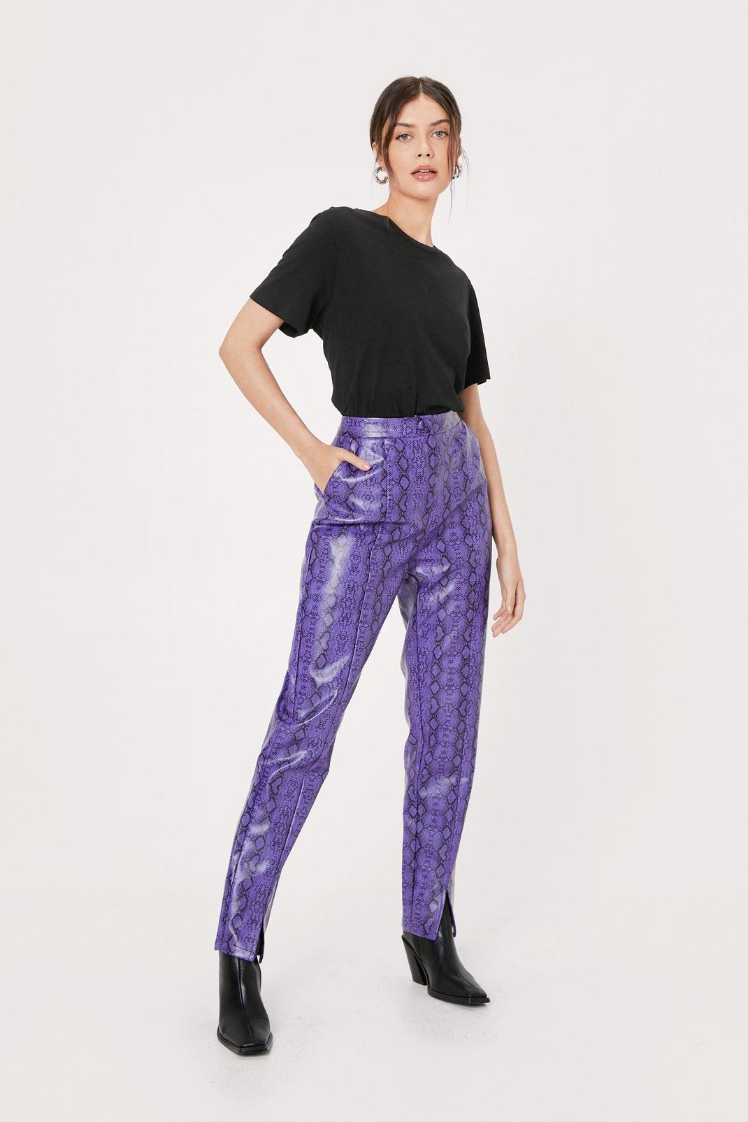 Pantalon fuselé en similicuir à imprimé serpent, Electric purple image number 1
