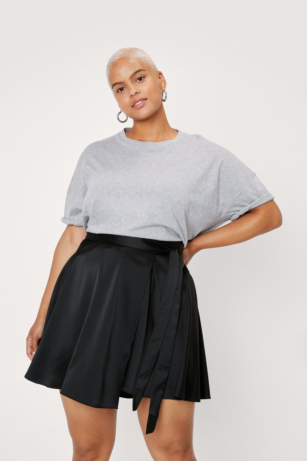 Grande Taille - Mini-jupe portefeuille satinée à attaches, Black image number 1