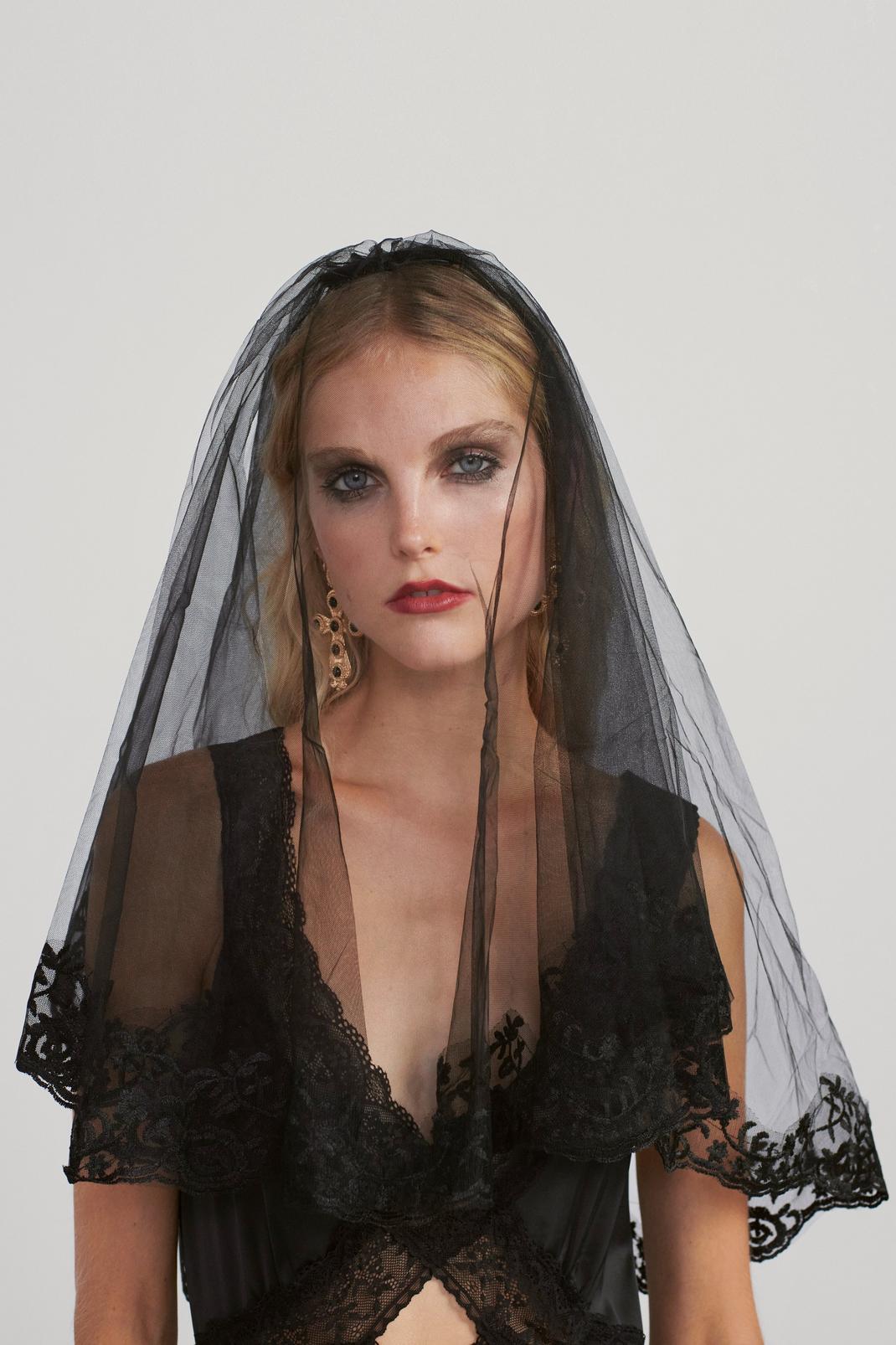 Black Mesh Lace Trim Bridal Veil image number 1