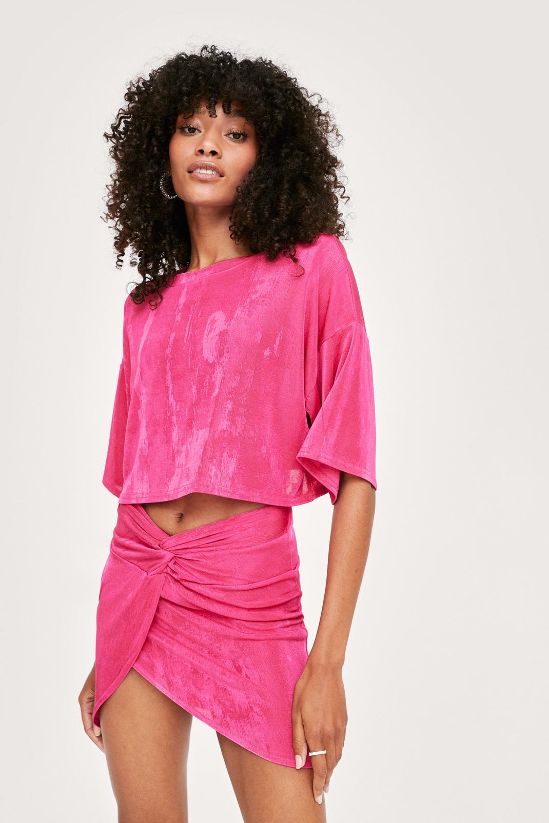 Ensemble effet soyeux t-shirt à épaulettes & mini jupe froncée, Hot pink image number 1