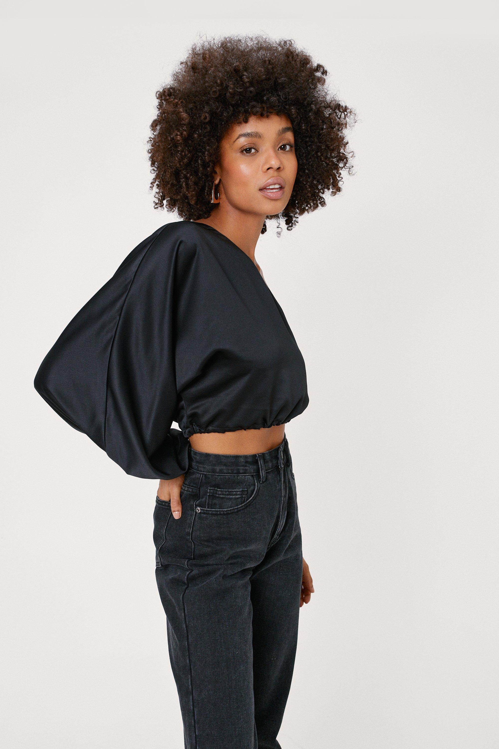 Crop top asymetrique satine a manche unique bouffante