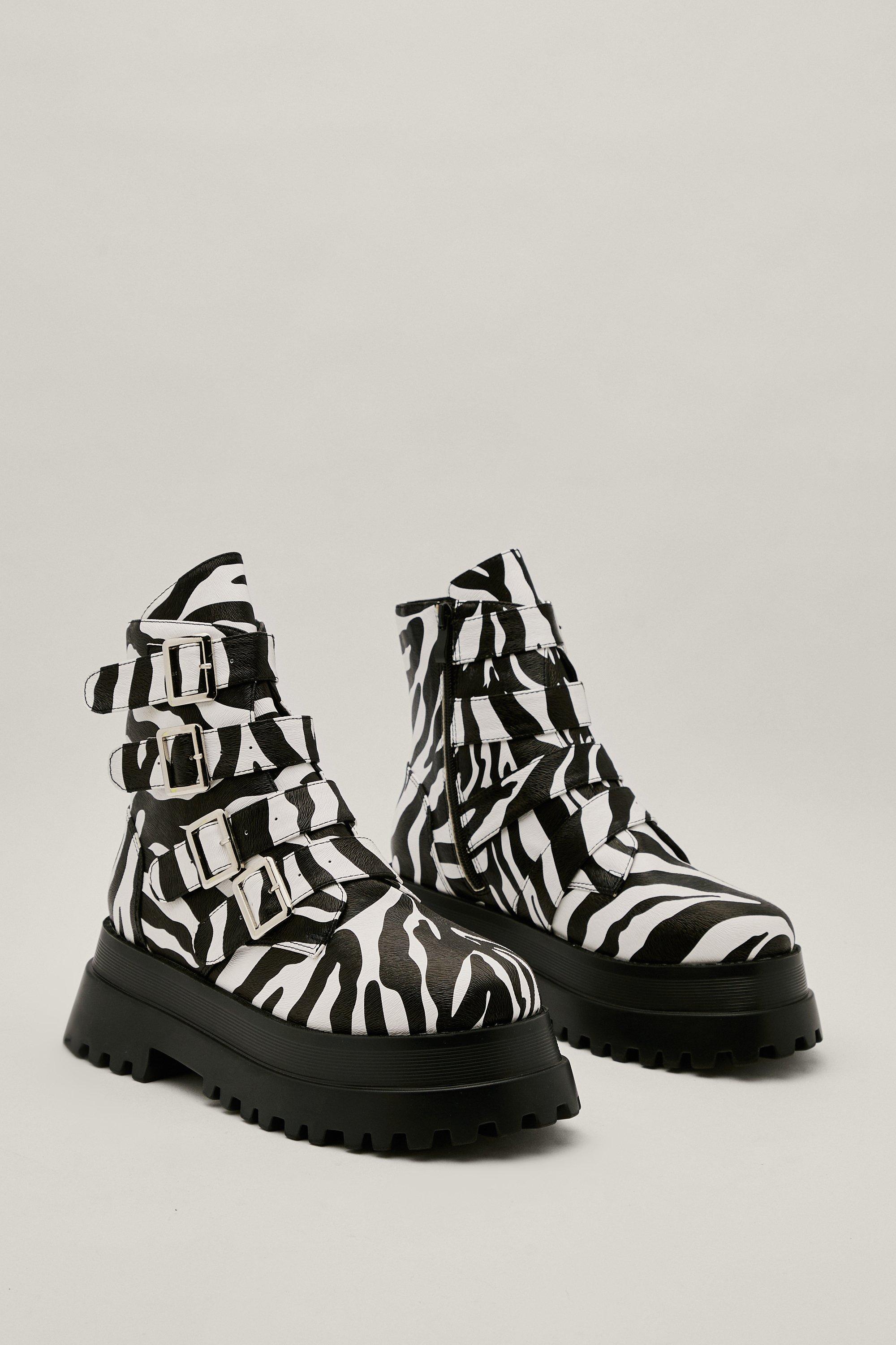 Bottines biker a boucle et imprime zebre Nasty Gal