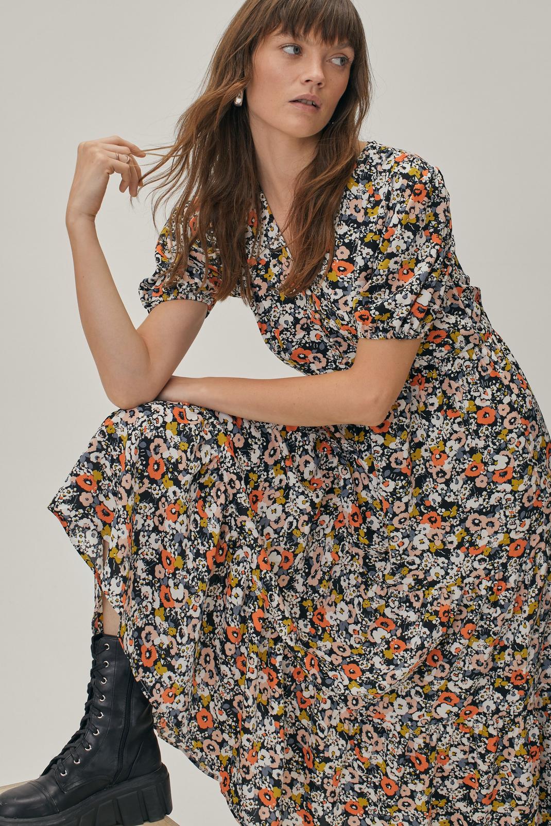 Robe mi-longue à motifs floraux contrastés image number 1
