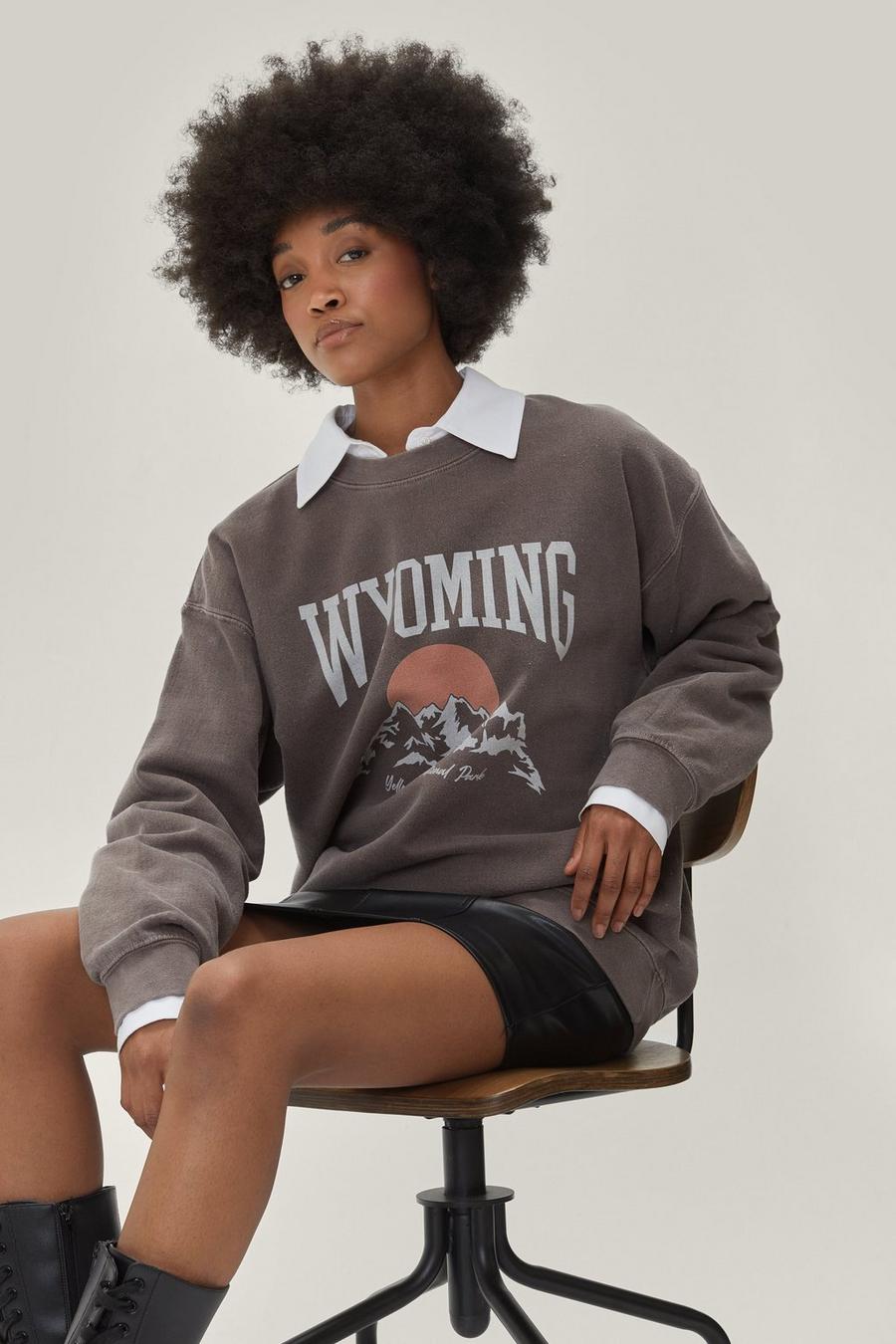 Petite Wyoming Mountain Graphic Sweatshirt