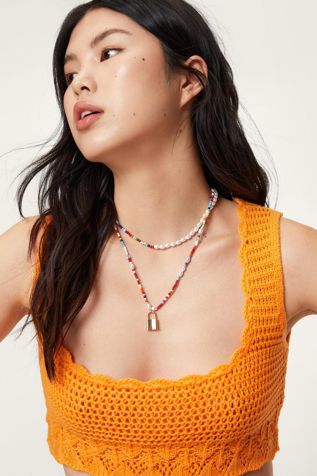 Collier en perles avec cadenas à double couche