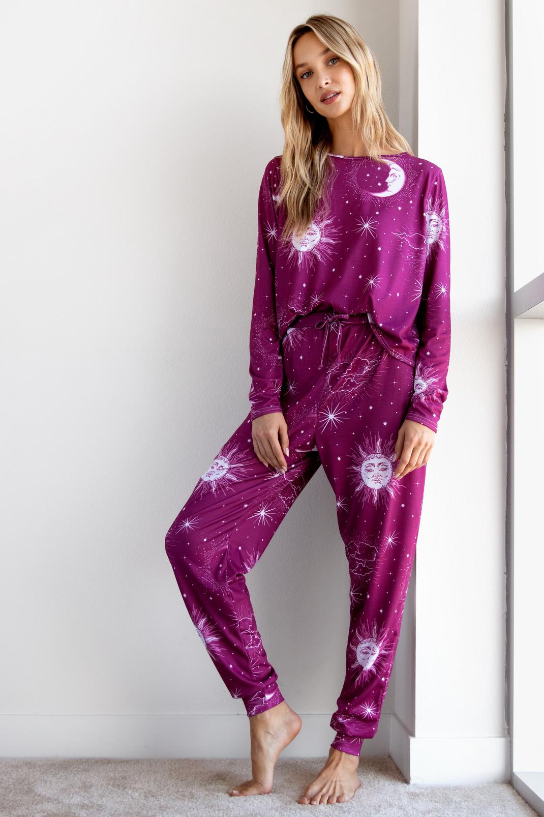 Pyjama top & pantalon à imprimé astral Voyage au bout de la nuit, Plum image number 1