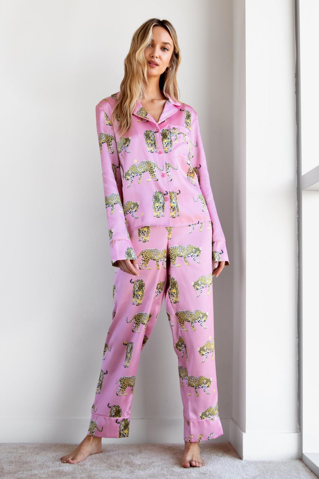 Pyjama chemise & pantalon à imprimé guépards Guépard-toi de mon chemin, Pink image number 1