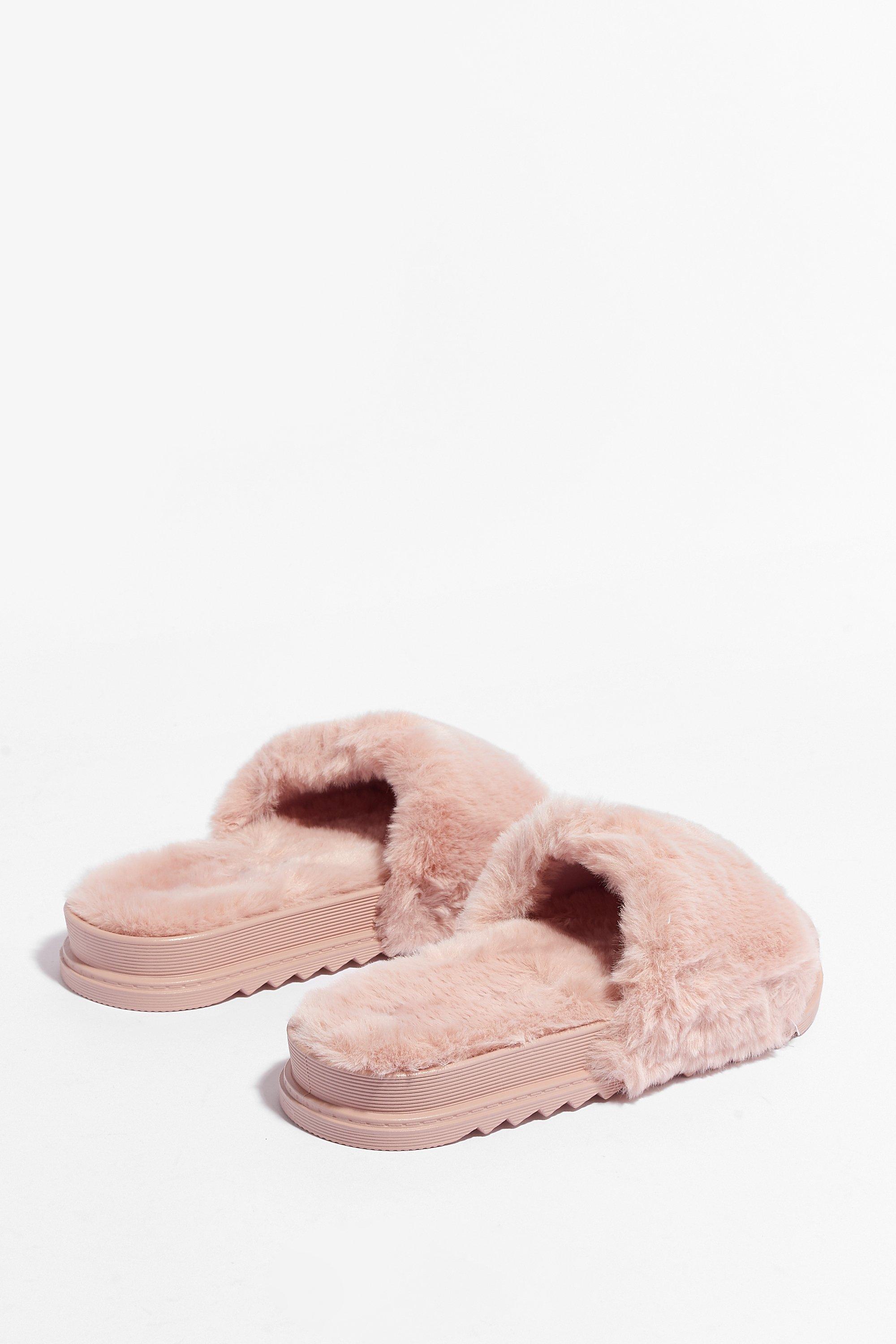 Claquettes en fausse fourrure Nasty Gal