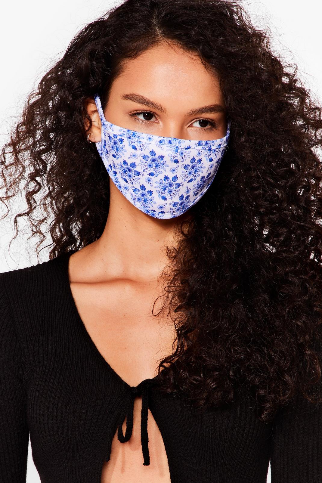 Masque facial fashion à imprimé fleurs bleues image number 1
