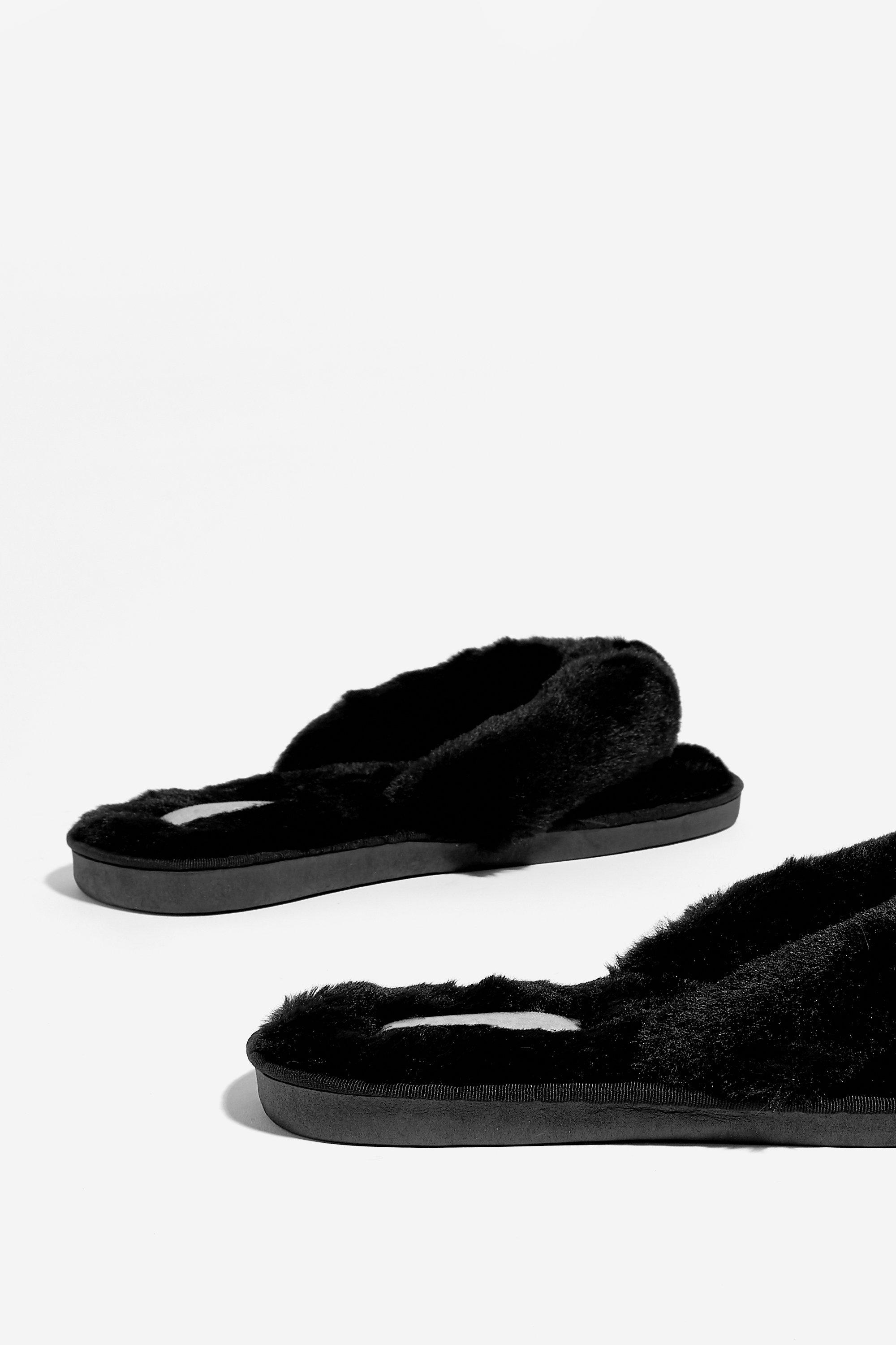 Chaussons en fausse fourrure style tong Nasty Gal