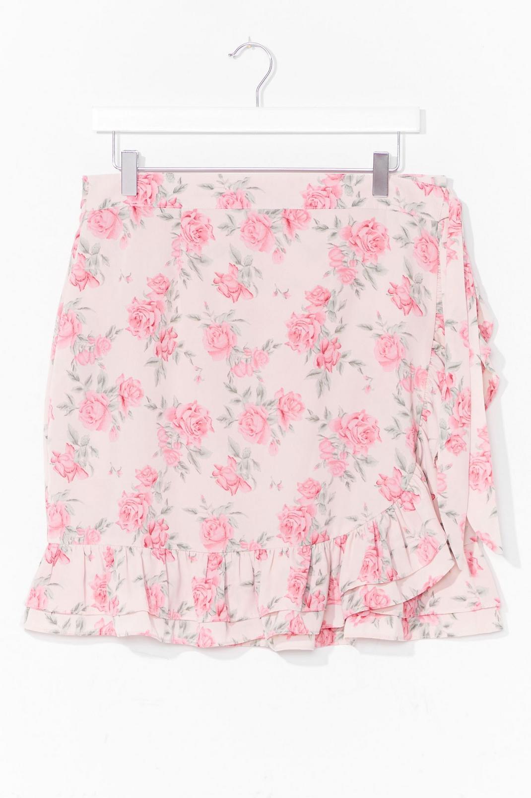 Grande Taile - Mini jupe portefeuille à imprimé fleuri À flore de peau image number 1