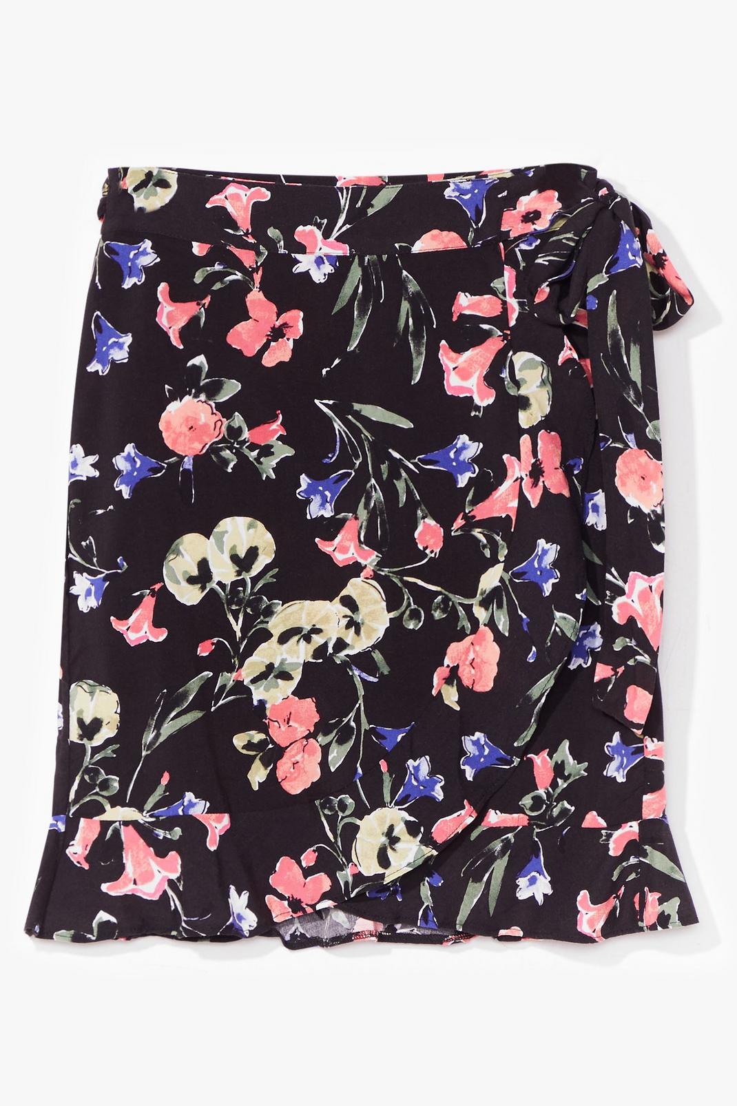 Mini jupe portefeuille à imprimé fleuri et ourlet volanté, Black image number 1