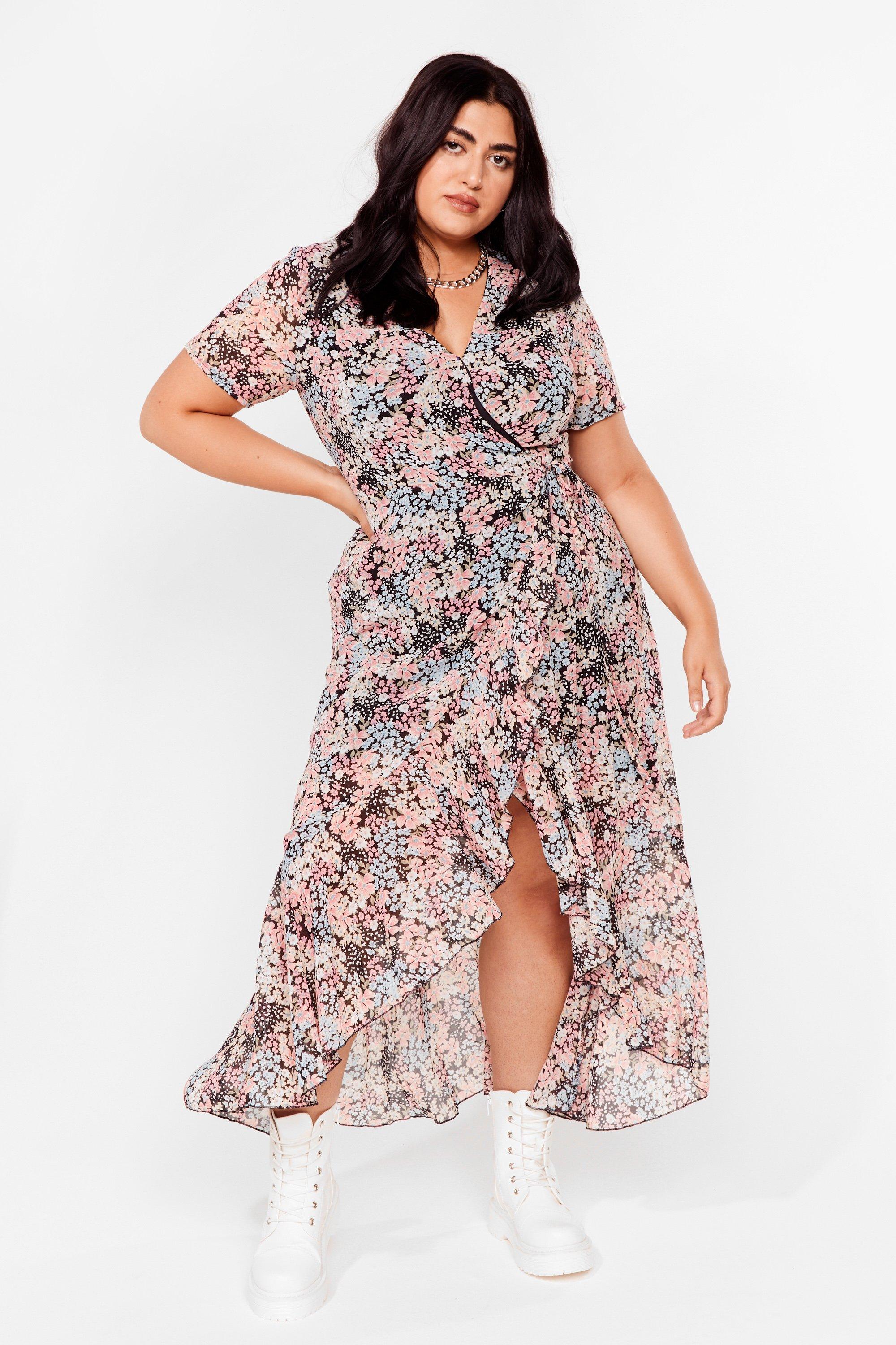 Grande taille - Robe portefeuille fleurie avec ceinture et ourlet volanté |  Nasty Gal