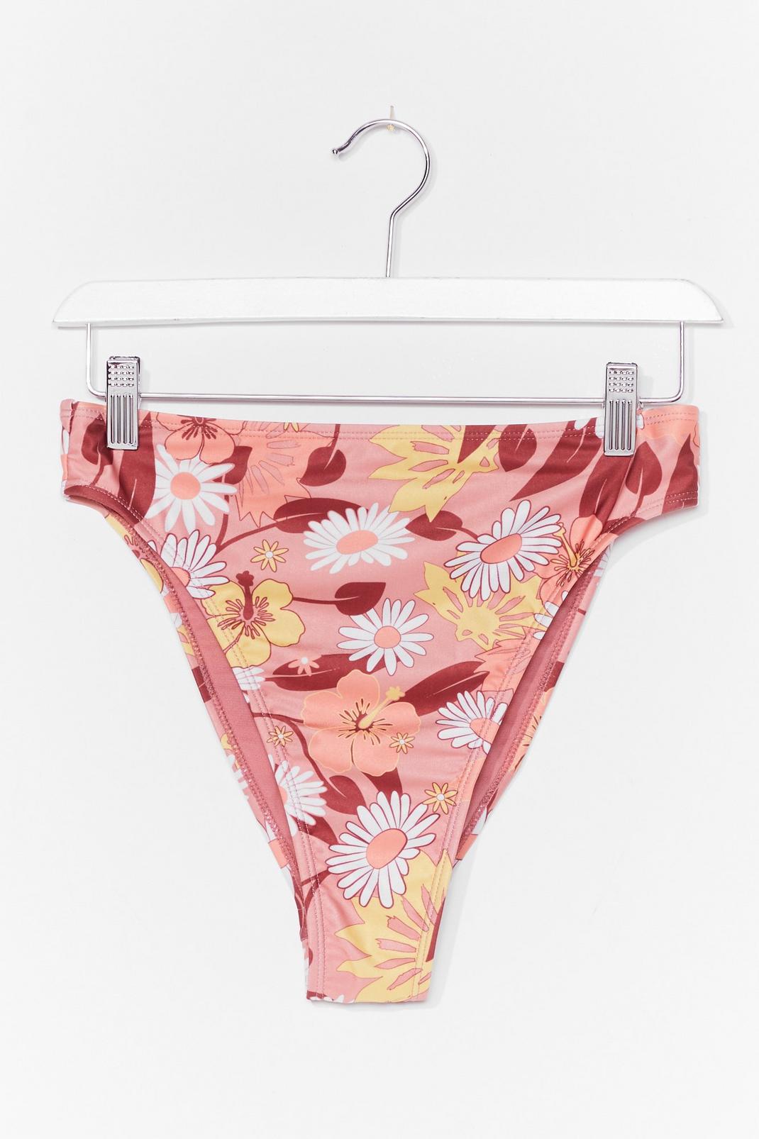 Bas de bikini échancré à imprimé fleurs Fleurte au bord de l'eau image number 1