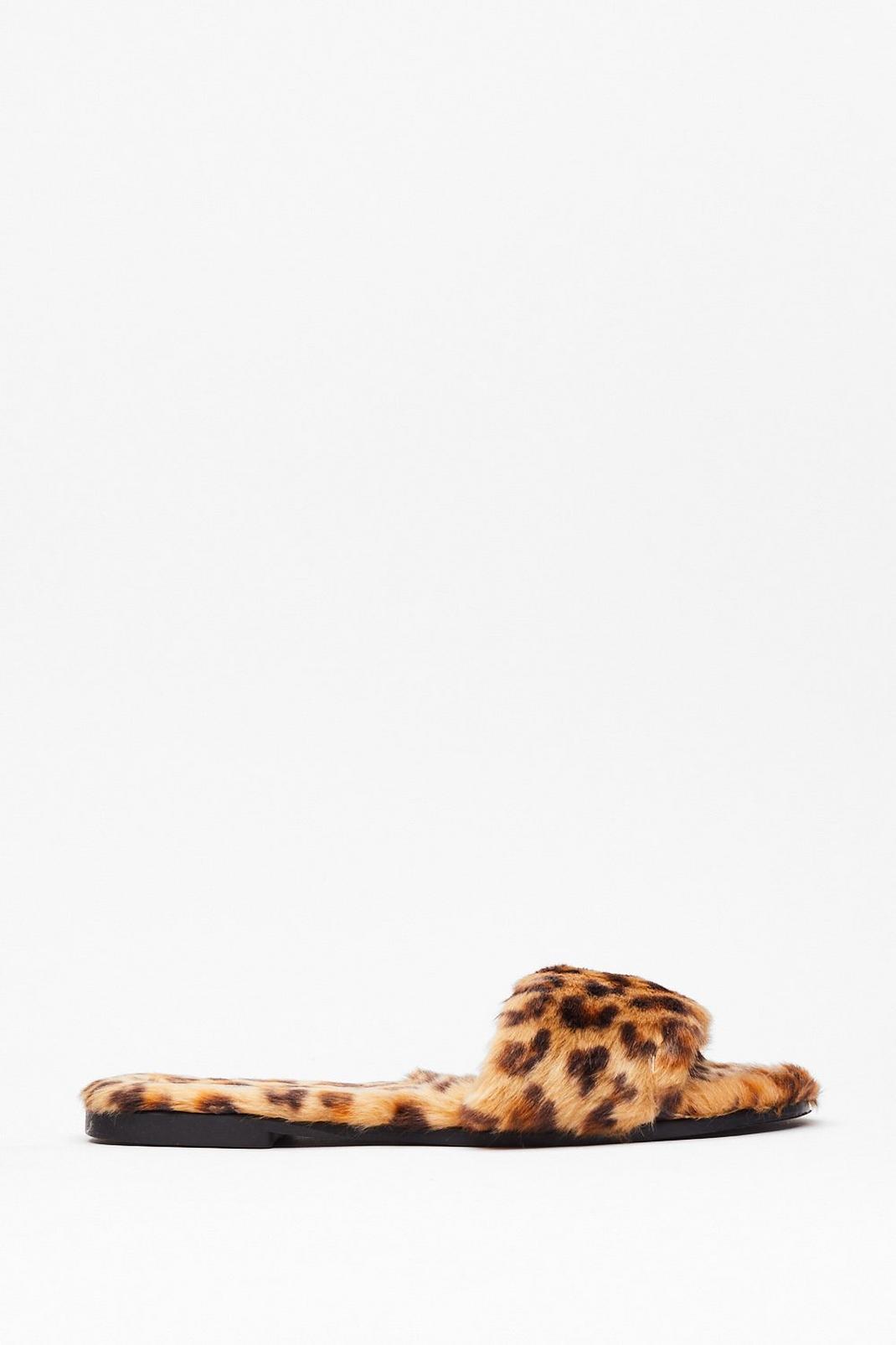 Chaussons ouverts style claquettes en fausse fourrure léopard image number 1