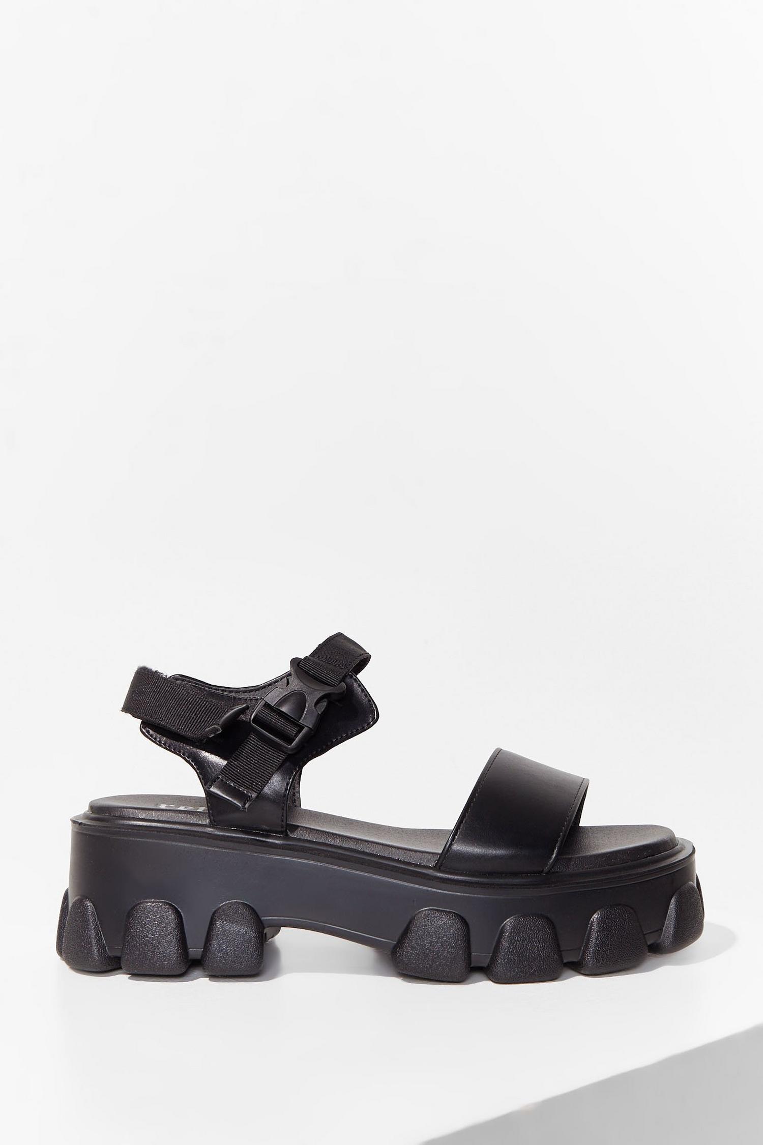 The Under-Cleated Champ Chunky Sandals | Nasty Gal