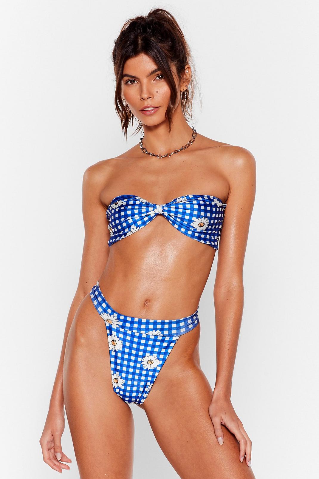 Bikini bandeau taille haute à imprimé vichy et marguerites Beachy vibes image number 1