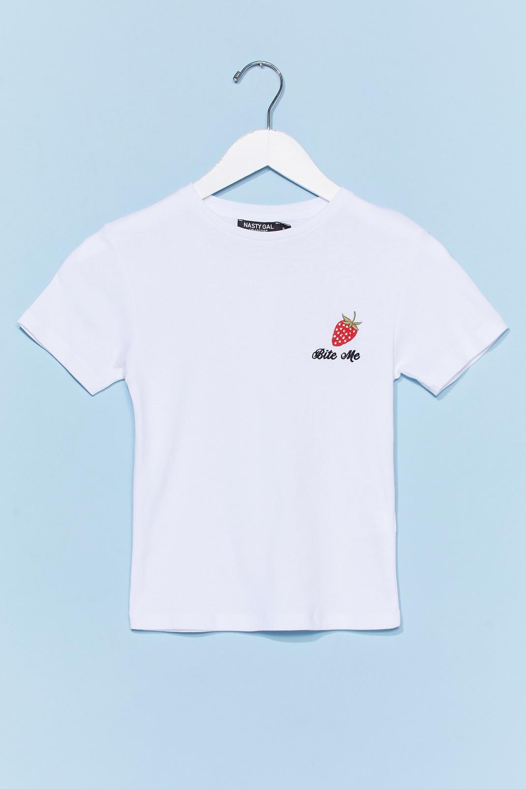 T-shirt basique à broderie fraise Bite Me image number 1