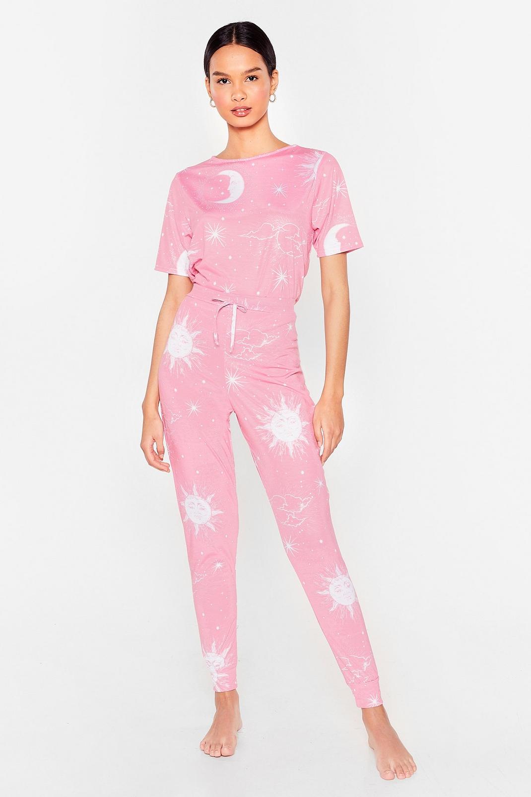 Pyjama t-shirt & pantalon à imprimé astral Voyage au bout de la nuit, Pink image number 1