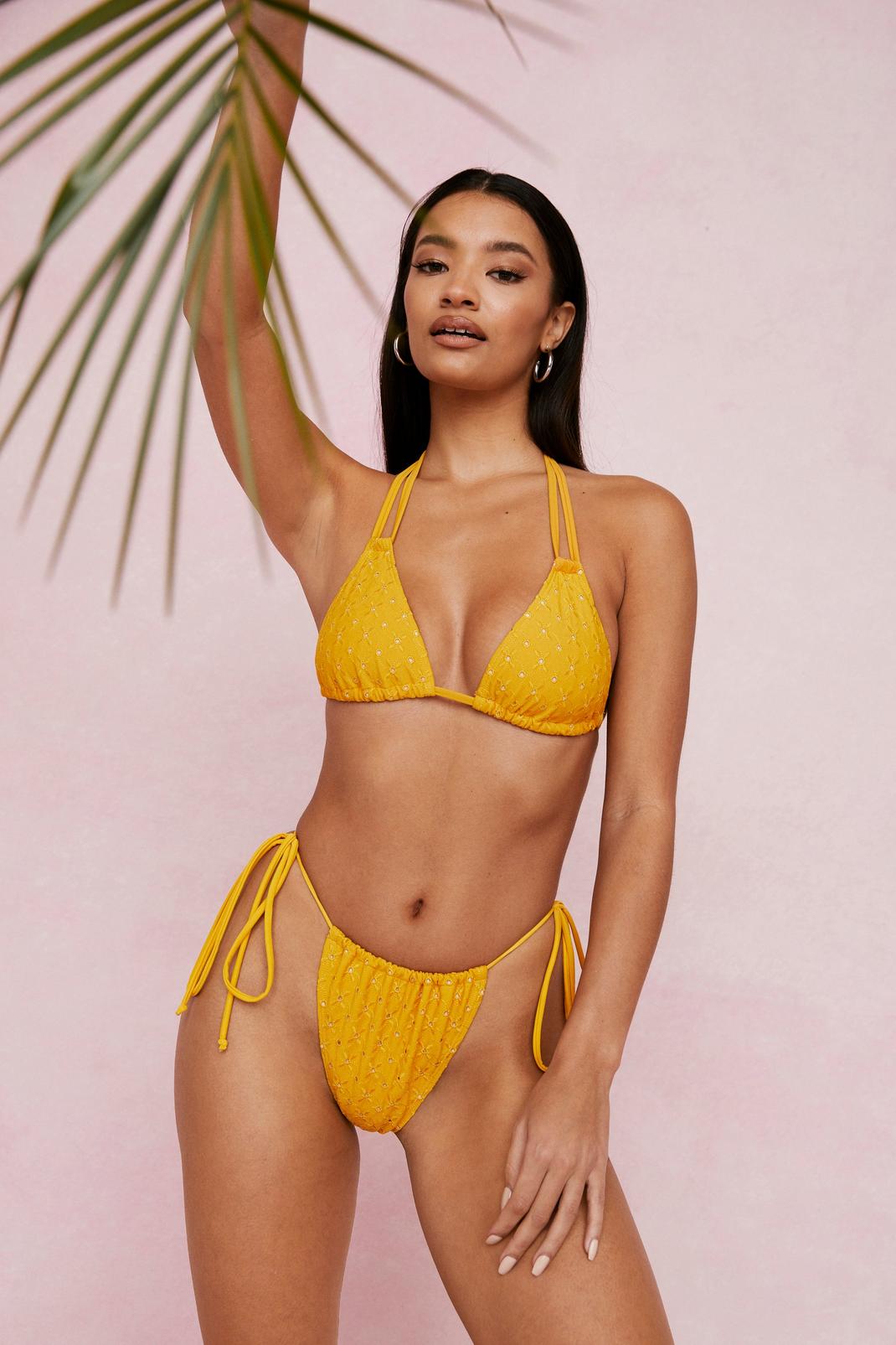 Bikini haut triangle & culotte échancrée à broderie anglaise , Mustard image number 1