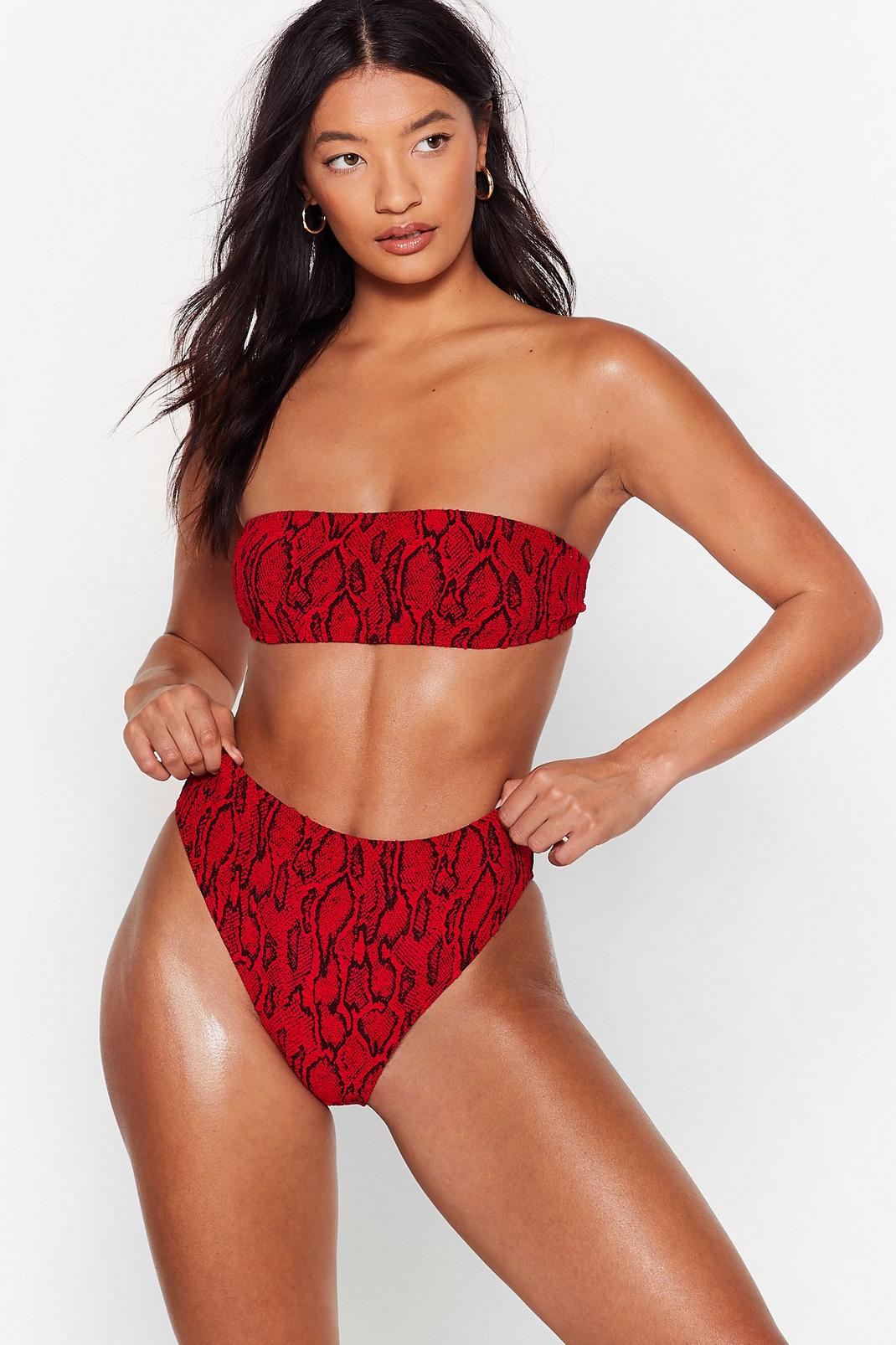 Bikini bandeau & culotte haute à imprimé serpent Comme un serpent dans l'eau, Red image number 1