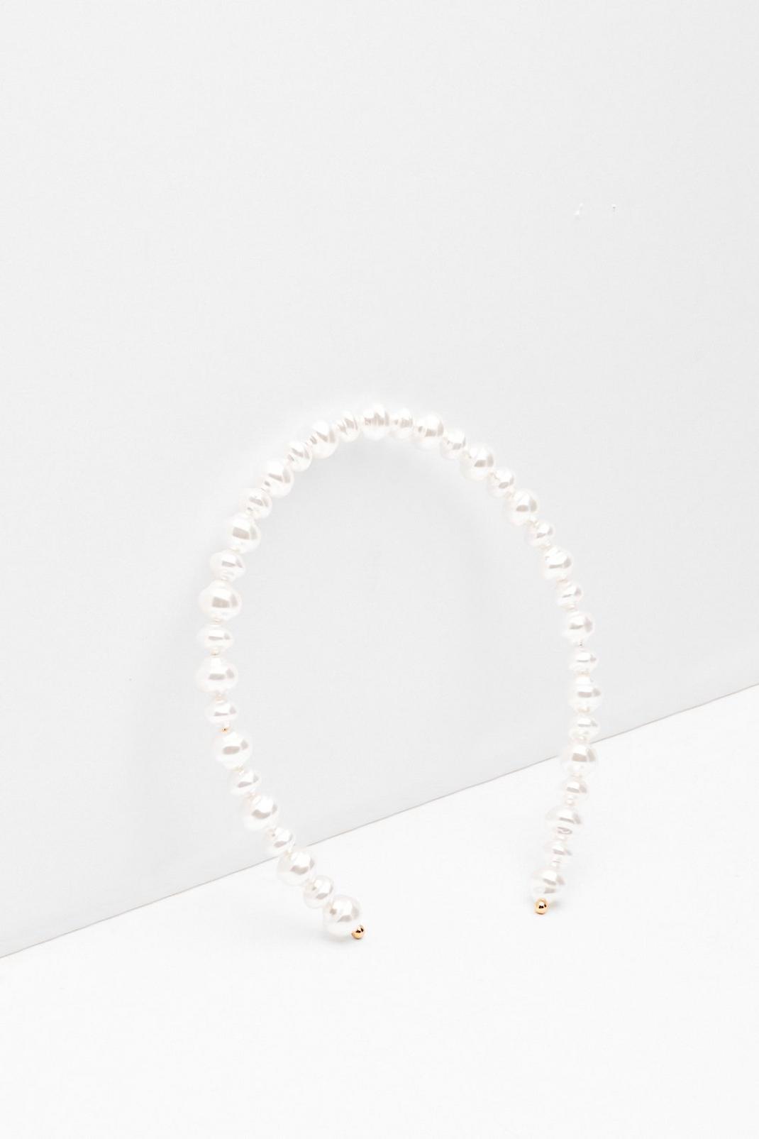 Drop the Act Pearl-Inspired Headband image number 1