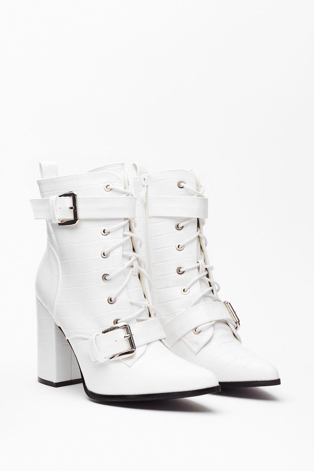 Bottines pointues effet croco a lacets et boucles de fermeture Nasty Gal