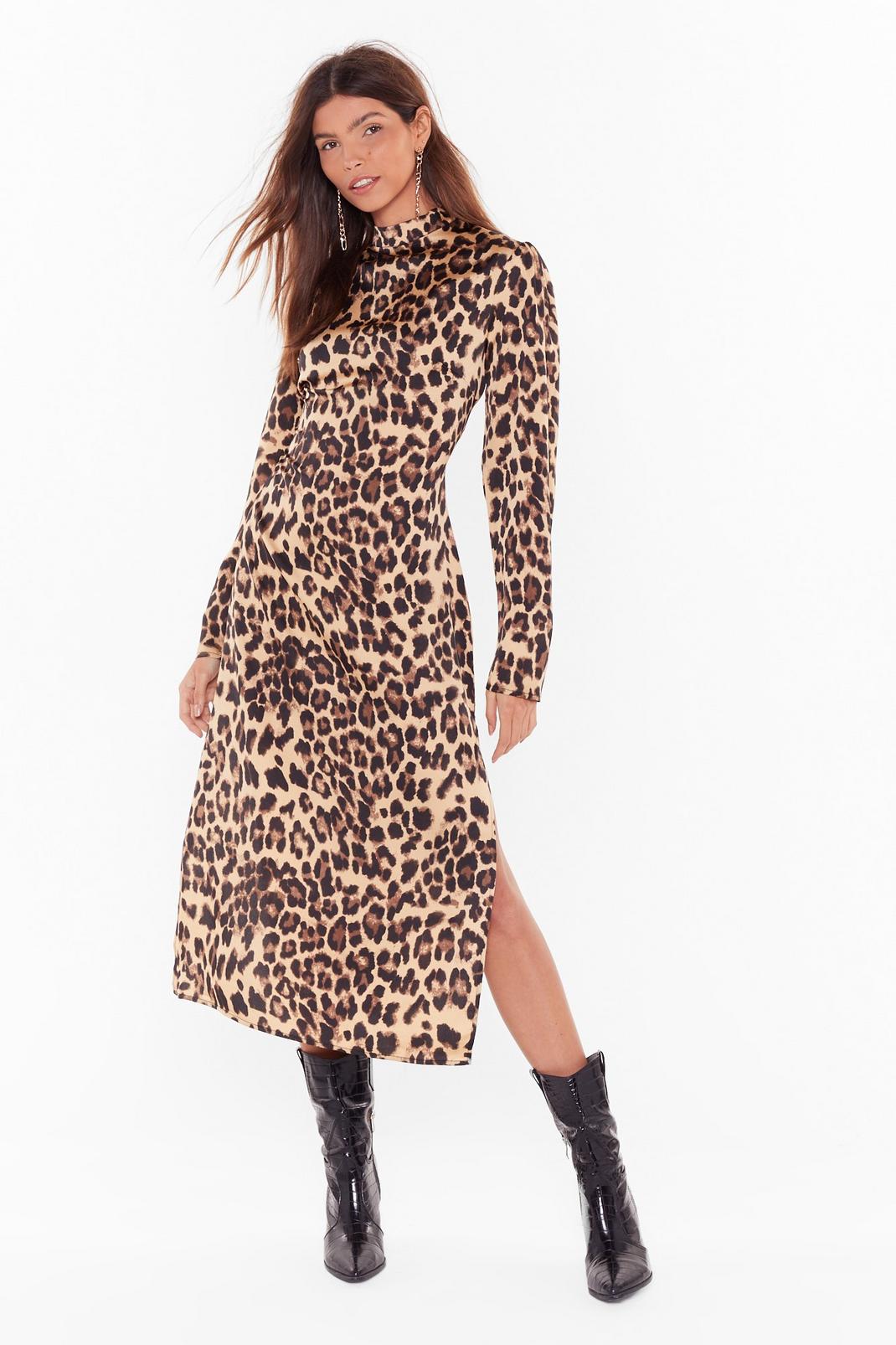 Robe mi-longue fendue satinée à imprimé léopard image number 1