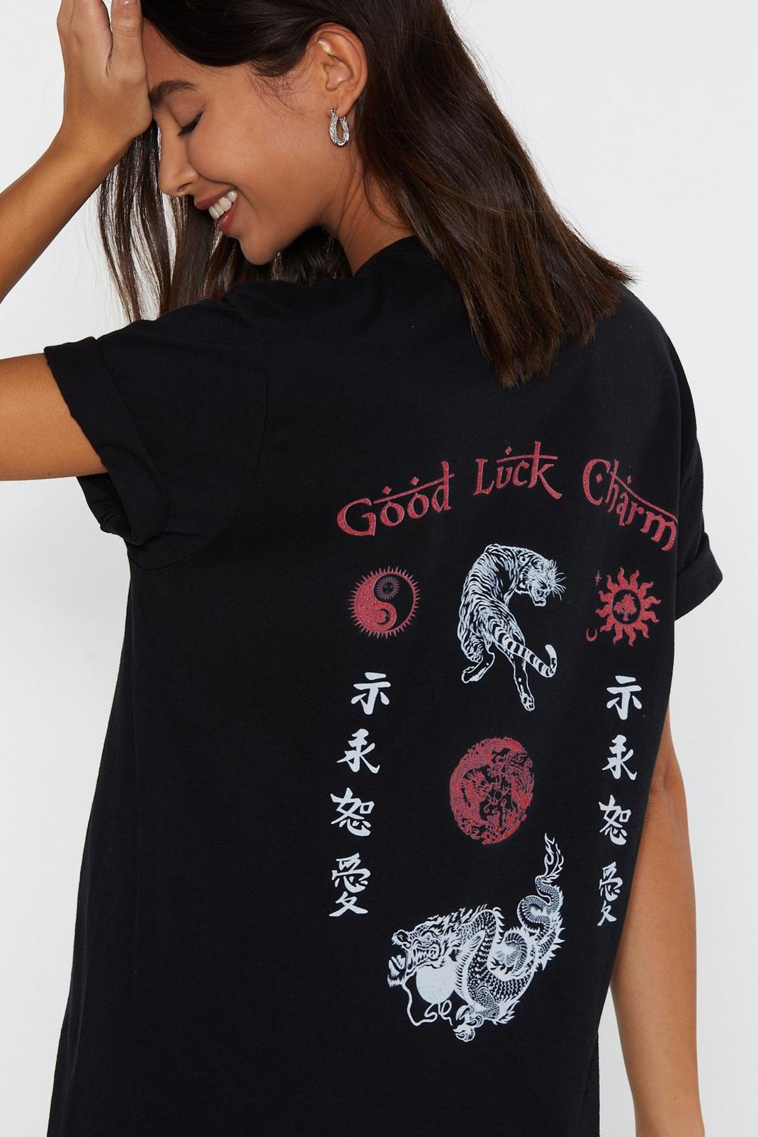 T-shirt à slogan et impressions Good Luck Charm image number 1