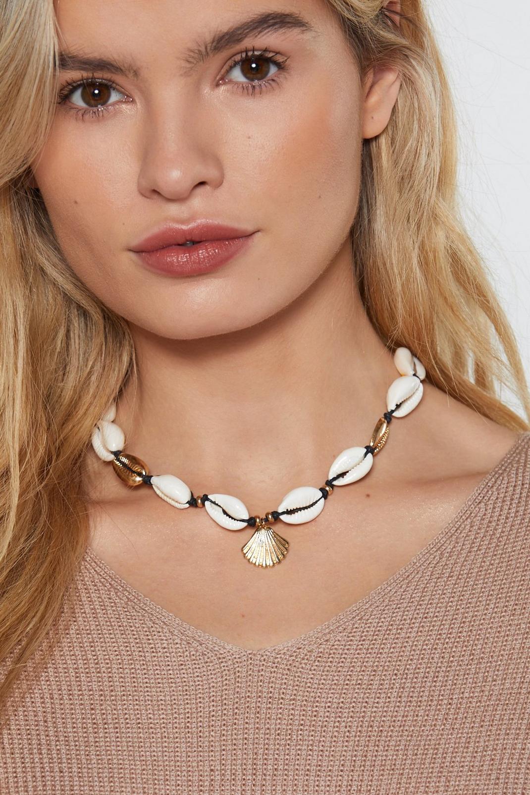 Shell Choker Necklace image number 1