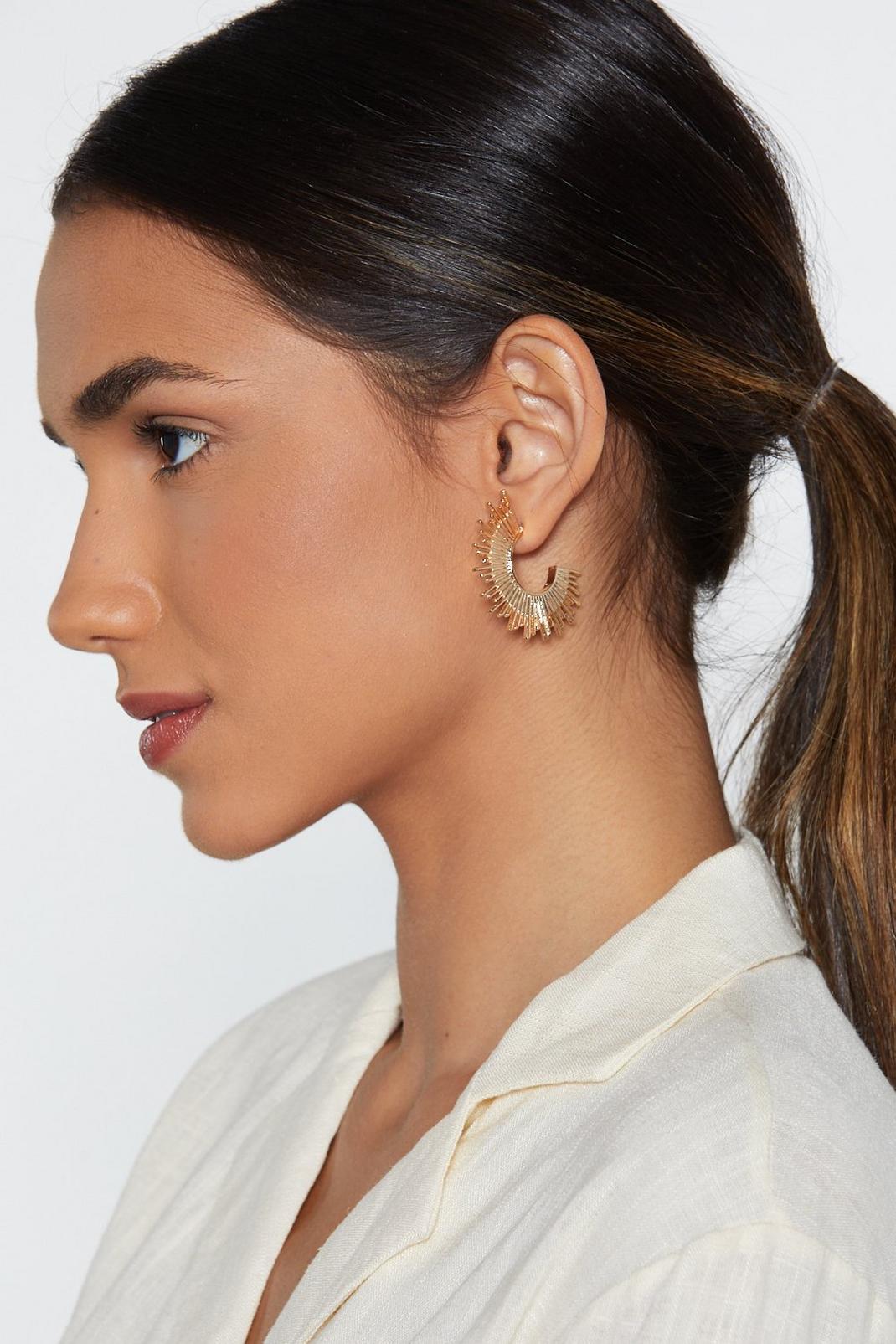 Boucles d'oreilles demi-créoles à motifs soleil, Gold image number 1