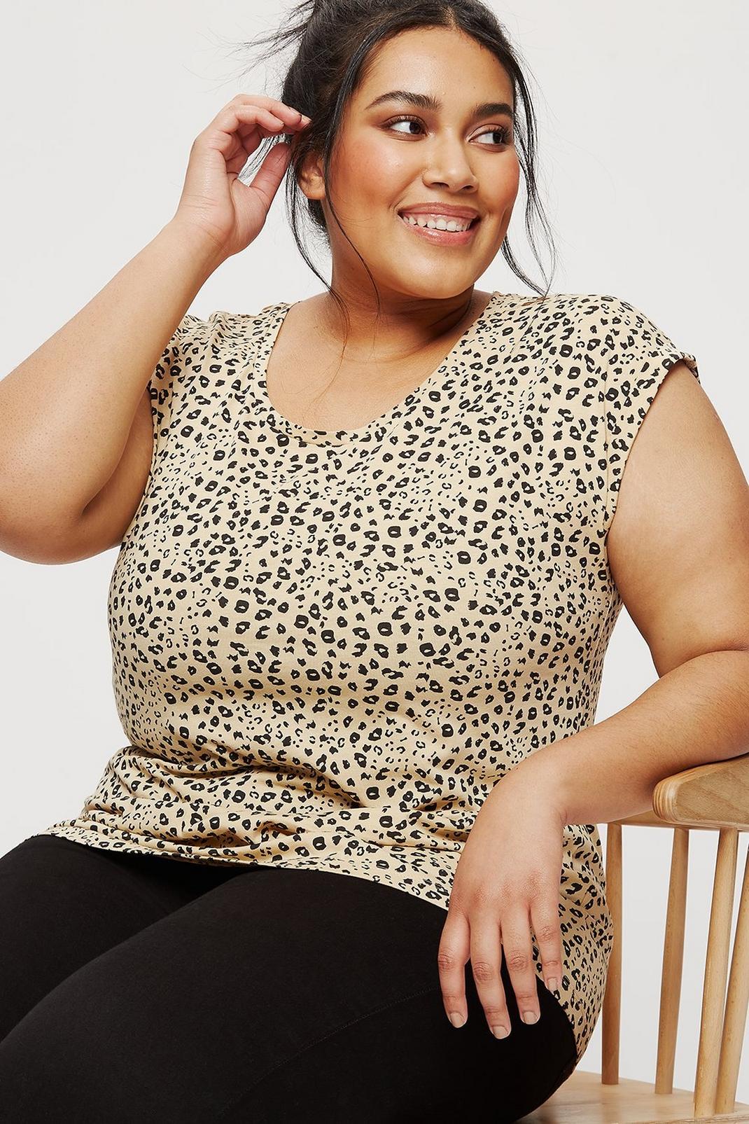 Curve Animal Print Roll Sleeve T-shirt image number 1