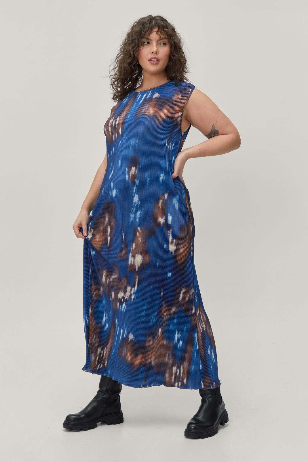 Navy Plus Size Plisse Blurred Print Midaxi Dress image number 1