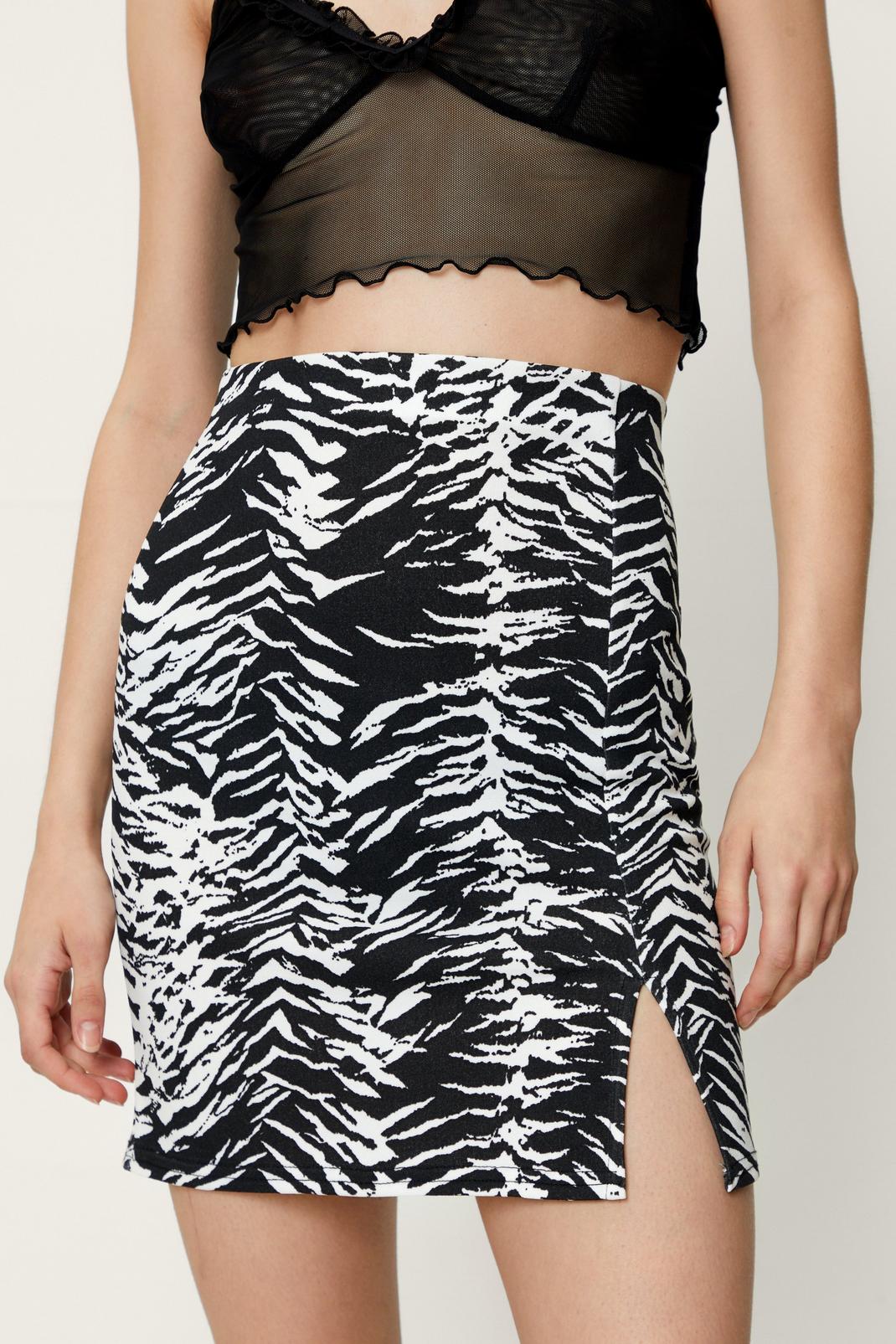 Blackwhite Animal Crepe Front Side Split Mini Skirt image number 1